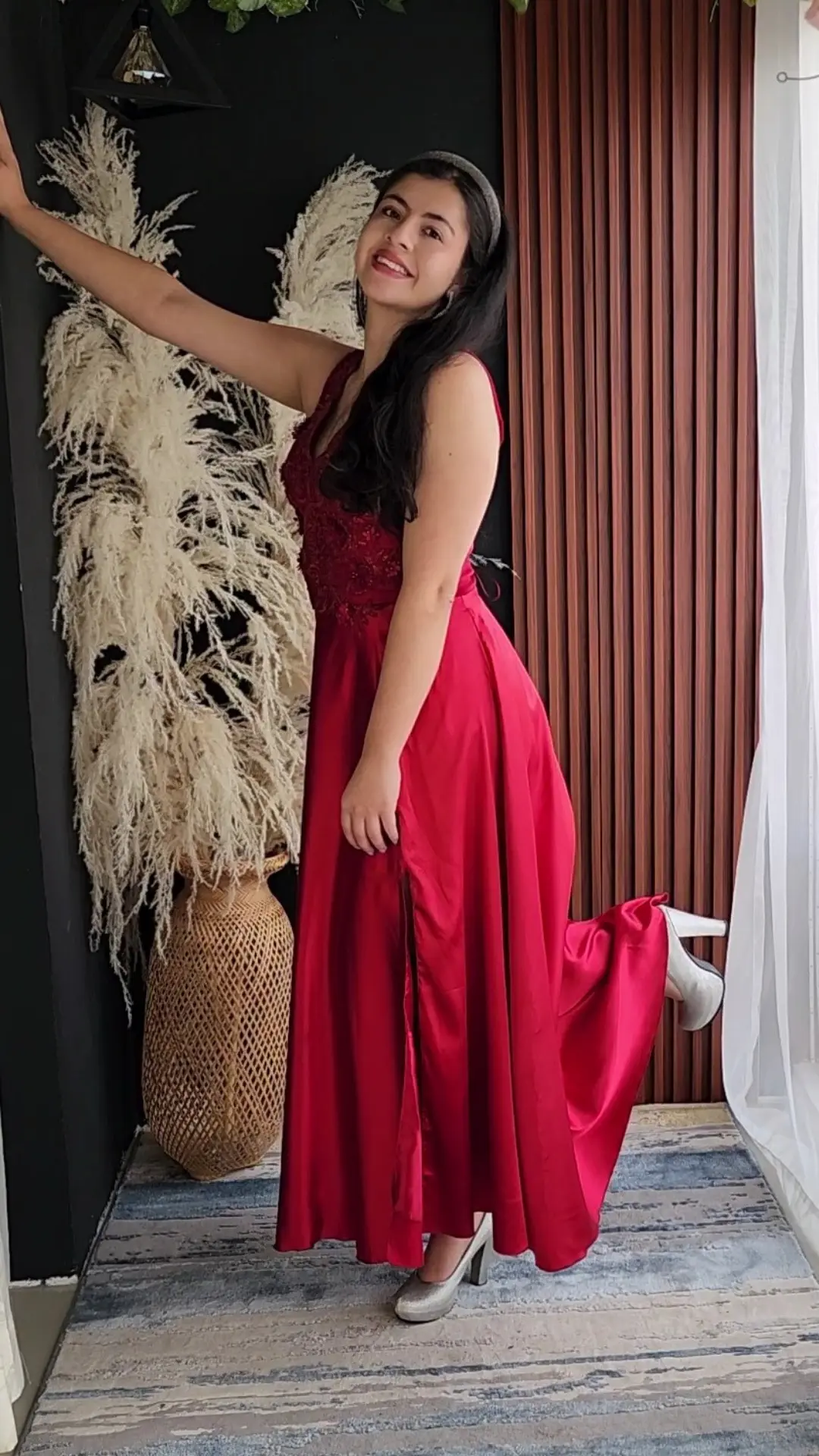 Vestido Rojo con Cuerpo en Encaje y Falda Satinada Amplia