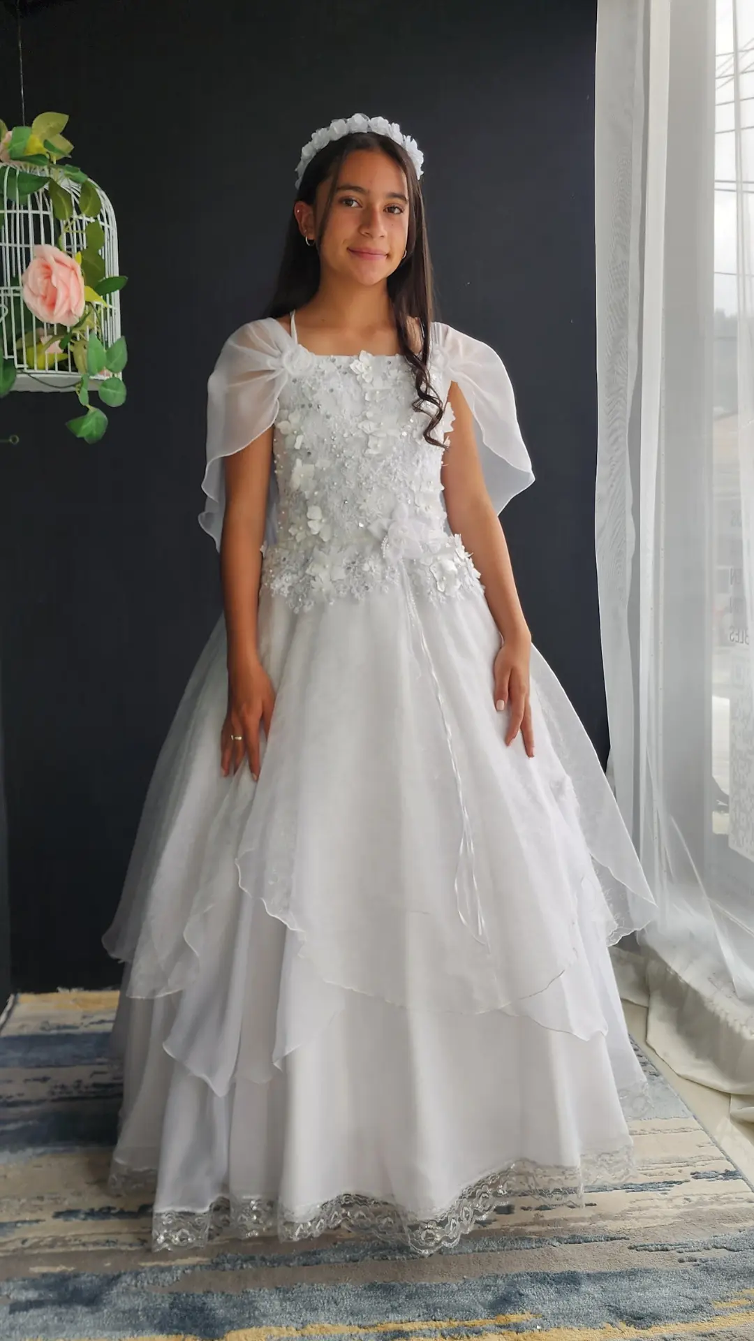 Vestido de Primera Comunión Blanco con Apliques Florales y Capa Transparente