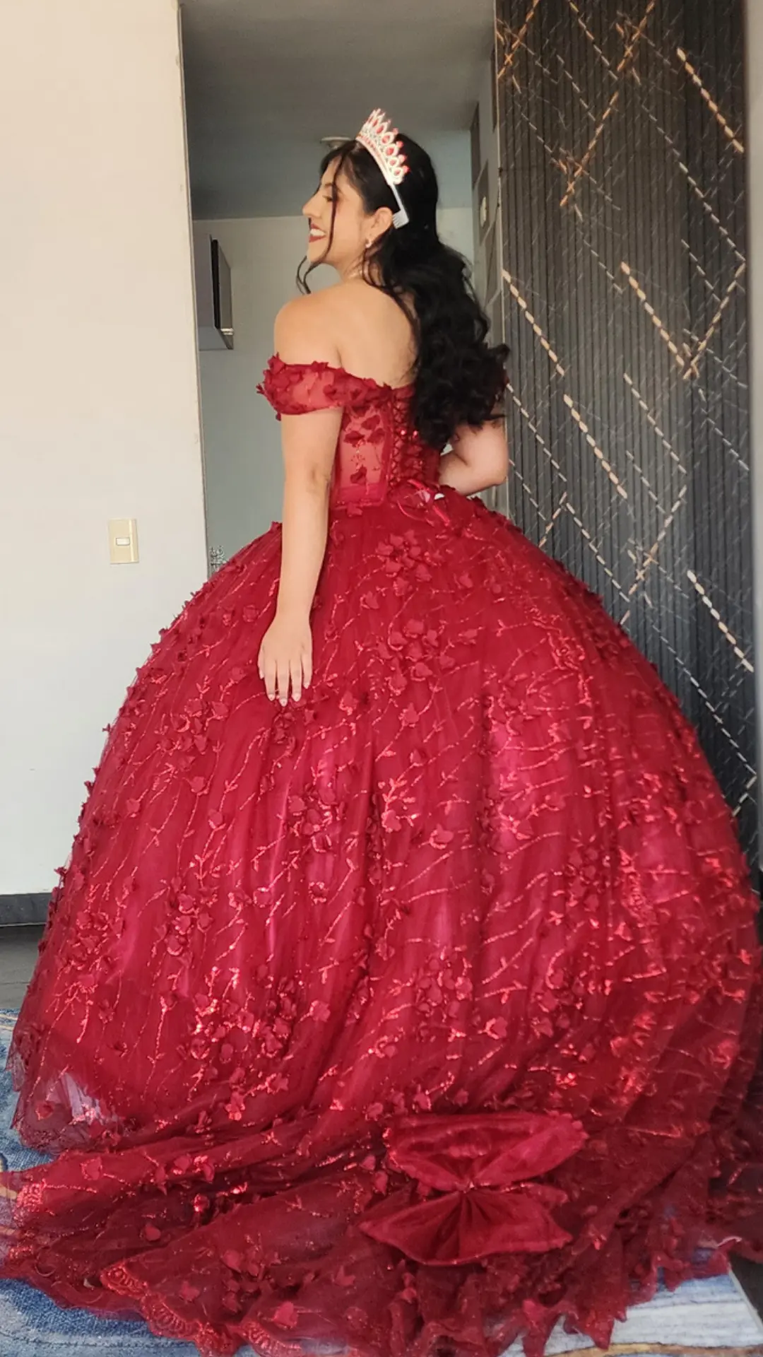 Vestido de Quinceañera Vinotinto con Flores 3D