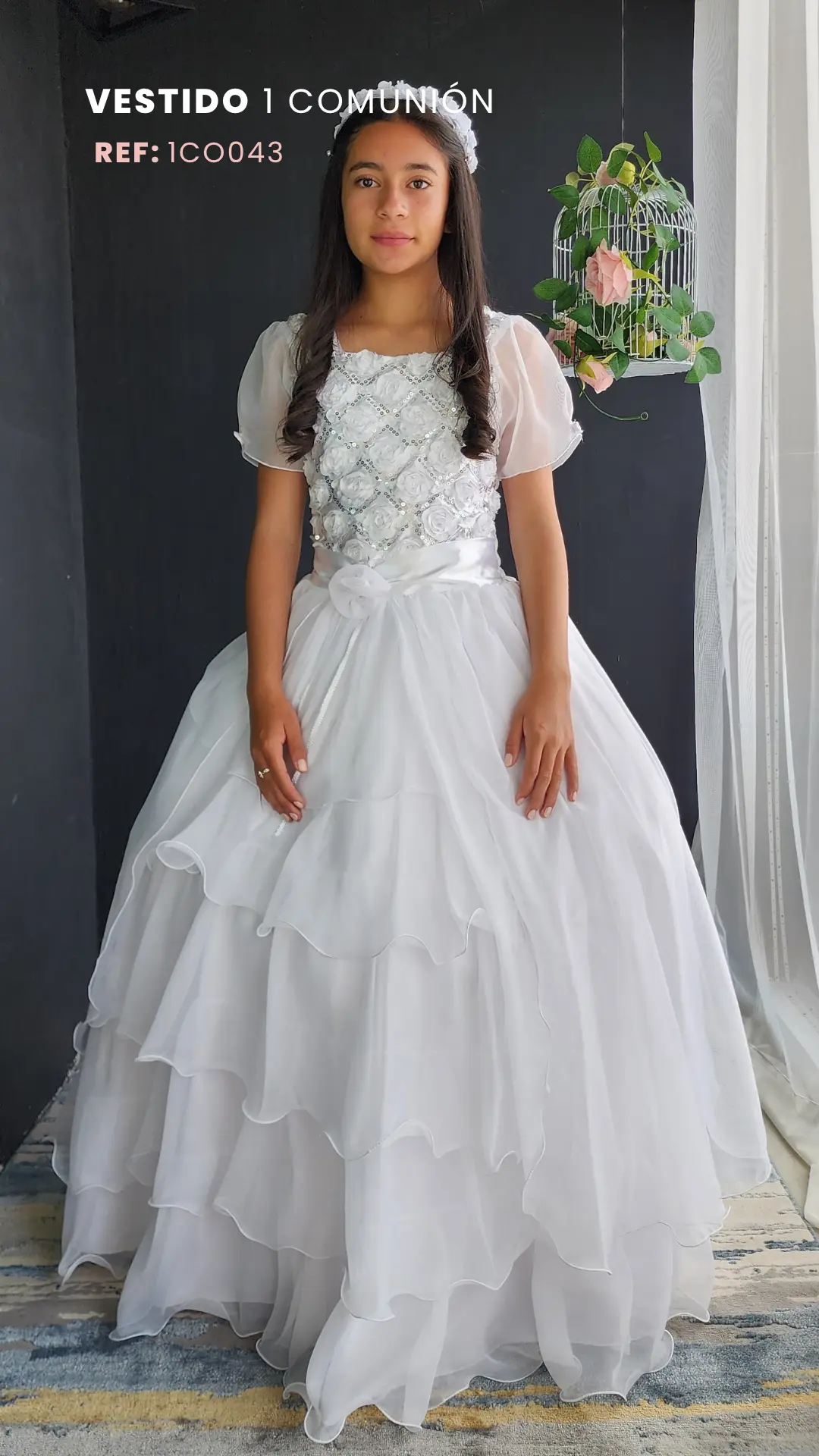 Vestido de Primera Comunión Blanco con Relieve Floral en el Cuerpo