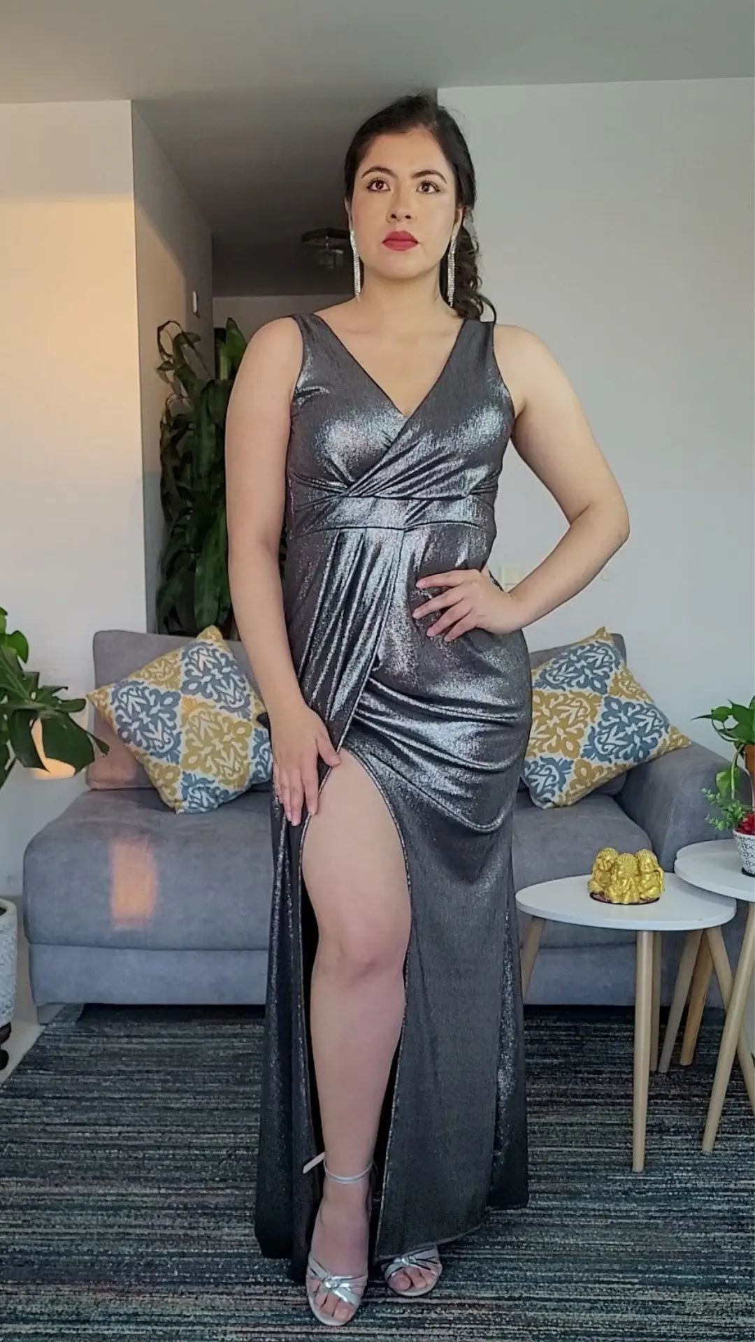 Vestido Plateado Metalizado con Escote en V y Abertura Frontal