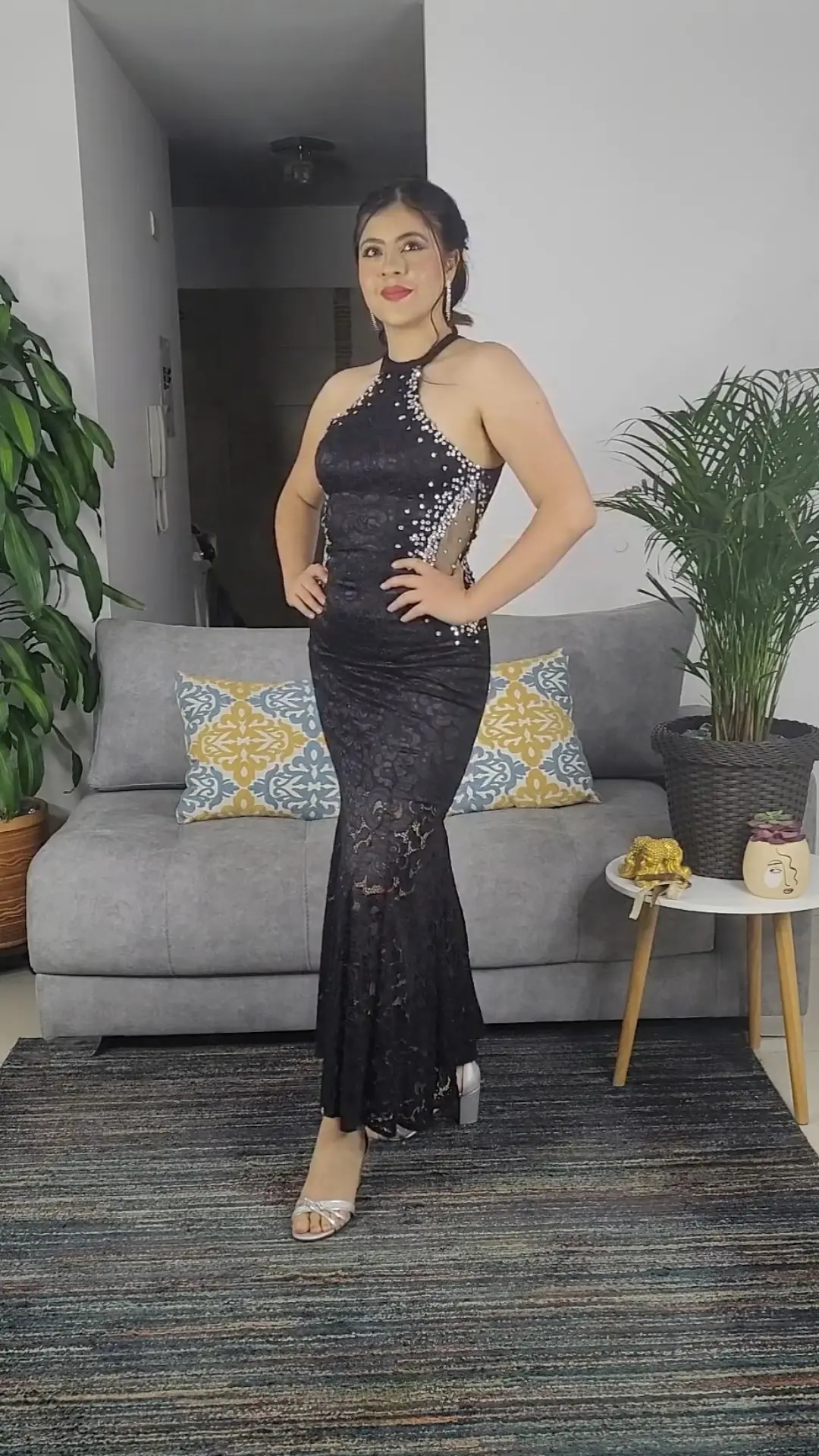 Vestido Negro en Encaje con Cuello Alto y Espalda Descubierta