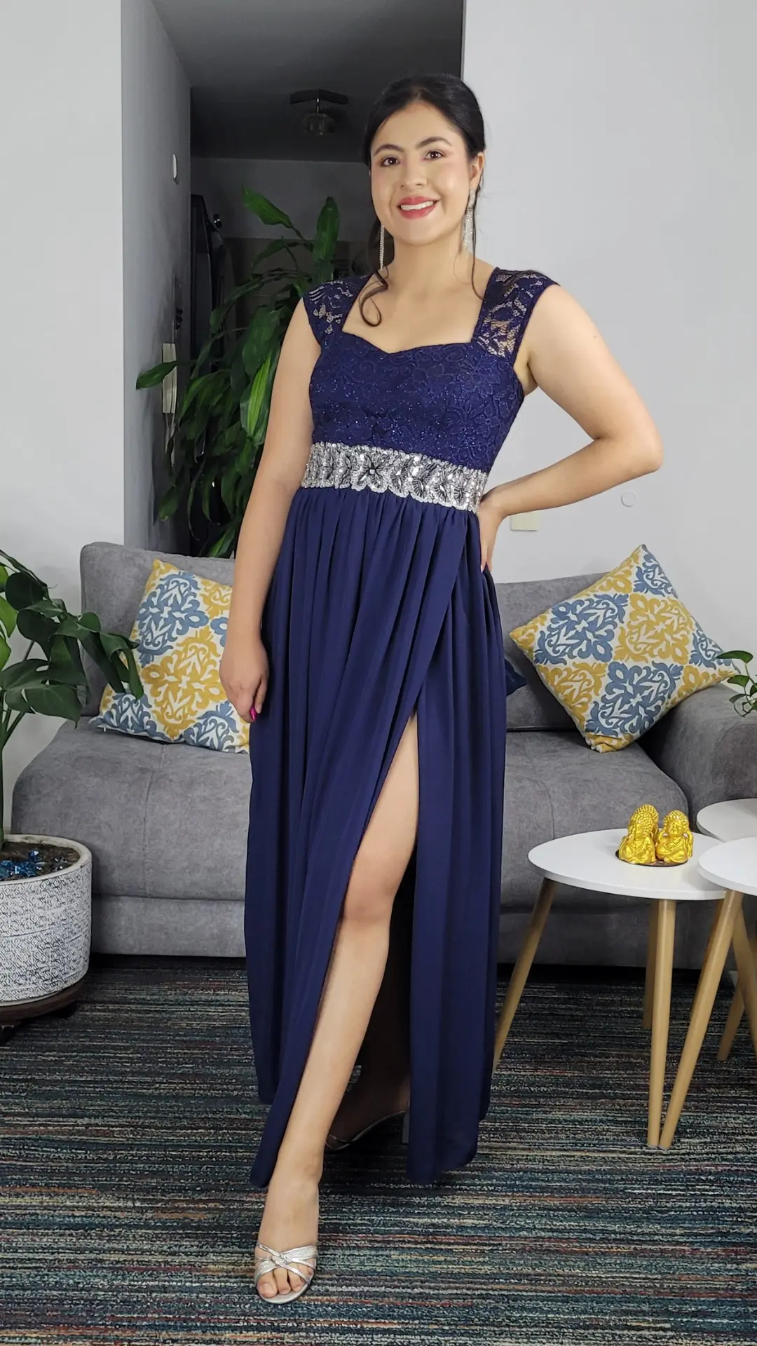 Vestido Azul Noche con Cuerpo en Encaje y Cinturón de Pedrería