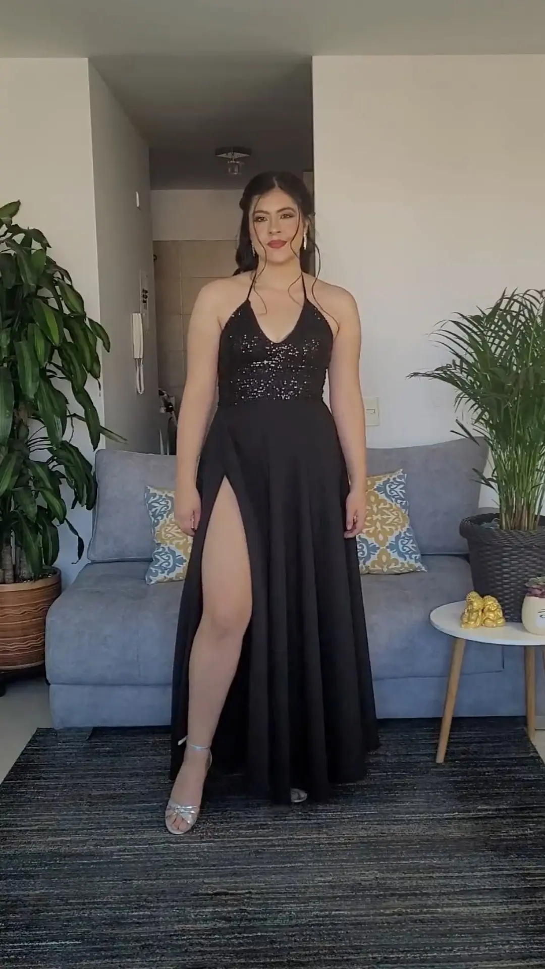 Vestido Negro con Cuerpo en Lentejuelas y Falda Amplia con Abertura