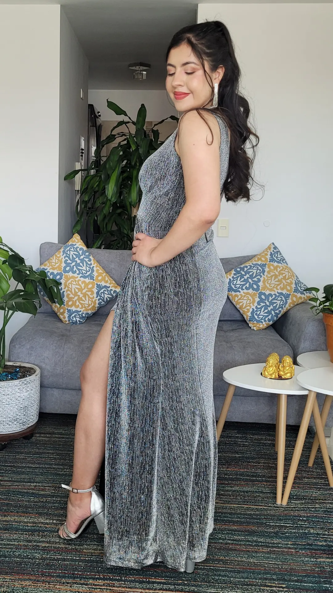 Vestido Plateado con Brillo y Drapeado Lateral