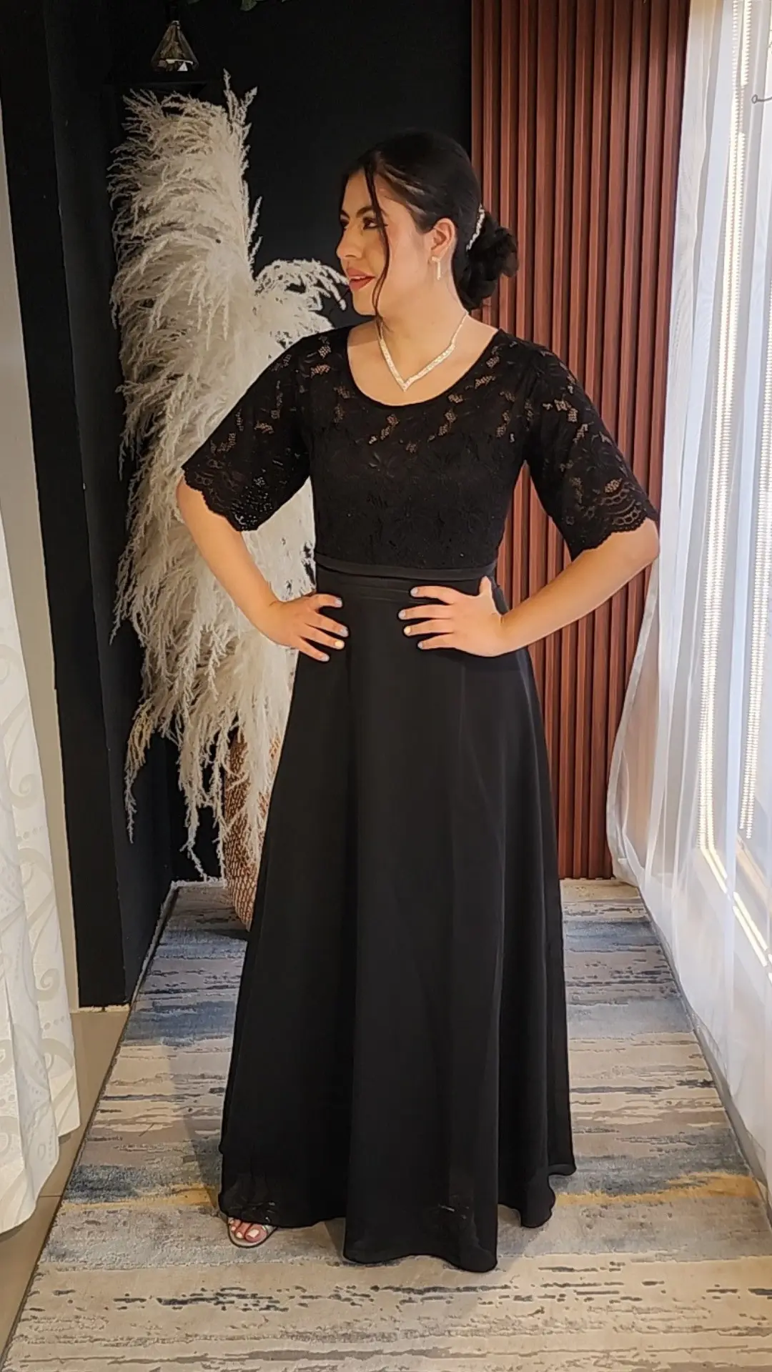 Vestido Negro con Cuerpo en Encaje y Falda de Gran Vuelo