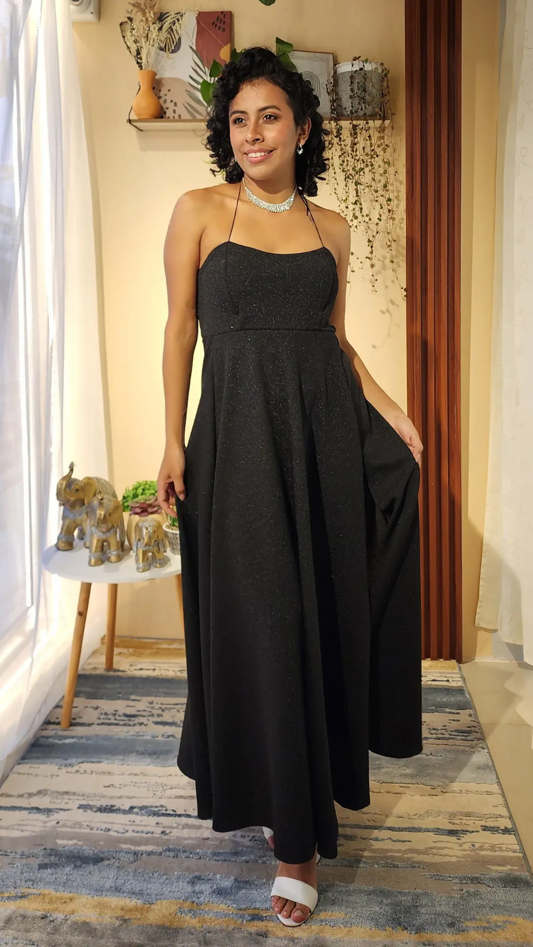Vestido Negro con Escote Recto y Falda Amplia con Abertura