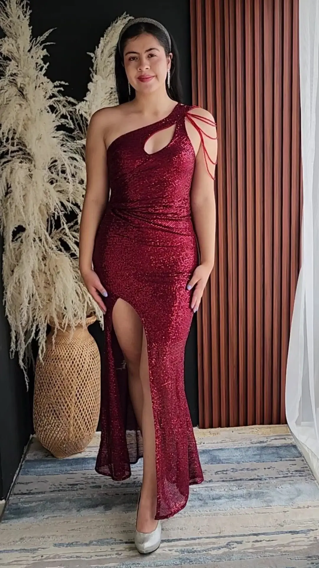 Vestido Vinotinto con Lentejuelas y Hombro Descubierto