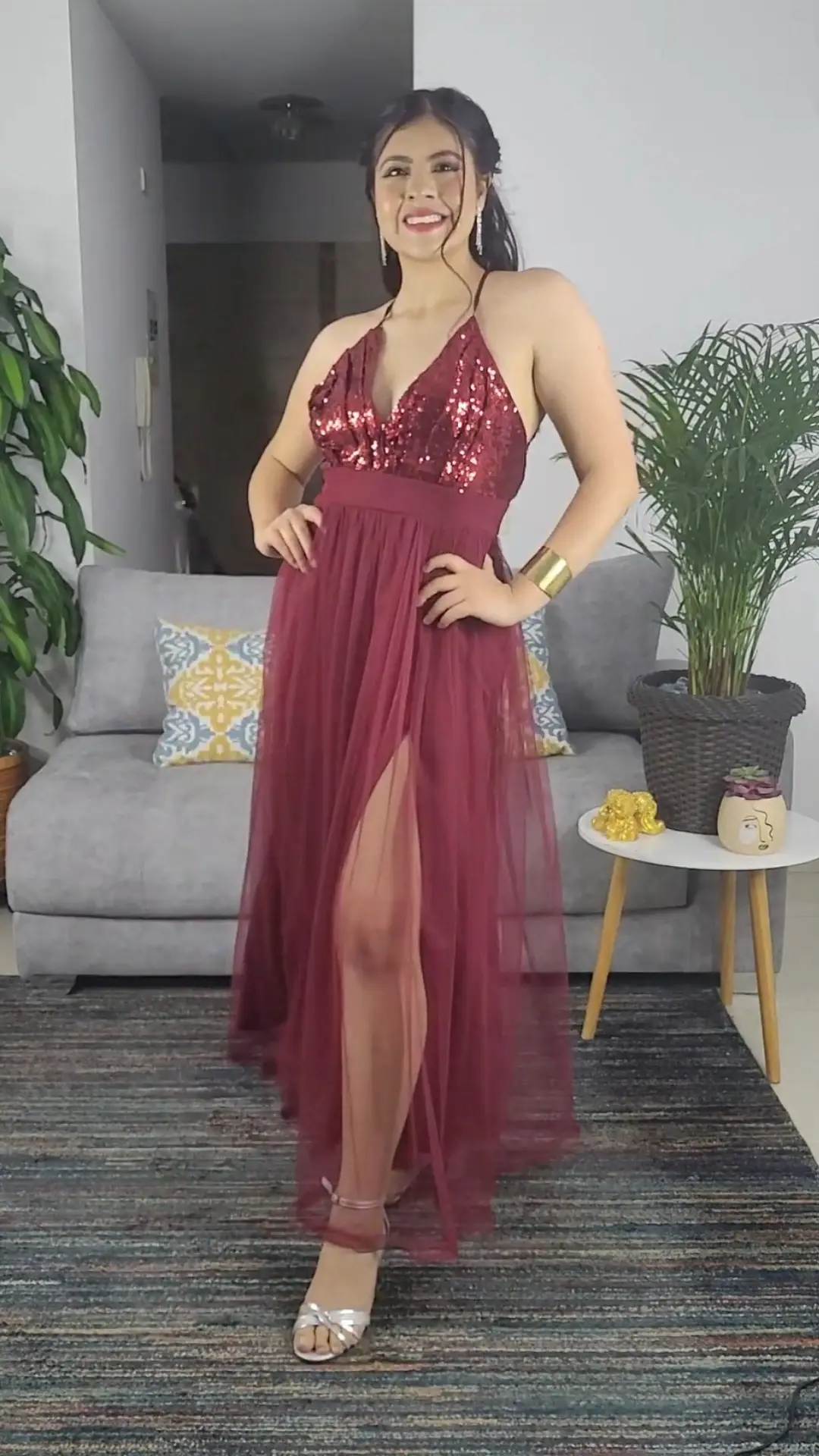 Vestido Vinotinto con Cuerpo en Lentejuelas y Falda en Tul