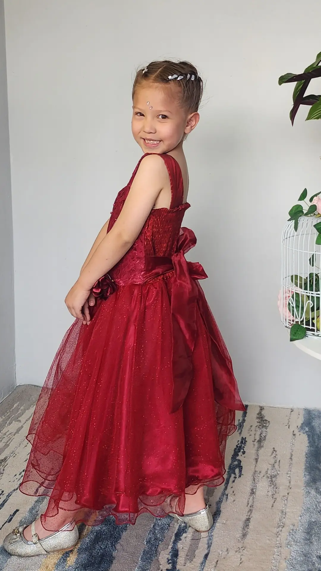 Vestido de Niña Vinotinto con Falda en Capas con Borde Marcado