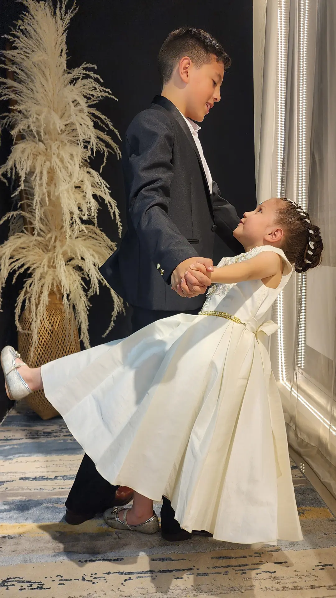 Vestido de Primera Comunión Marfil con Línea Recta y Cinturón Dorado