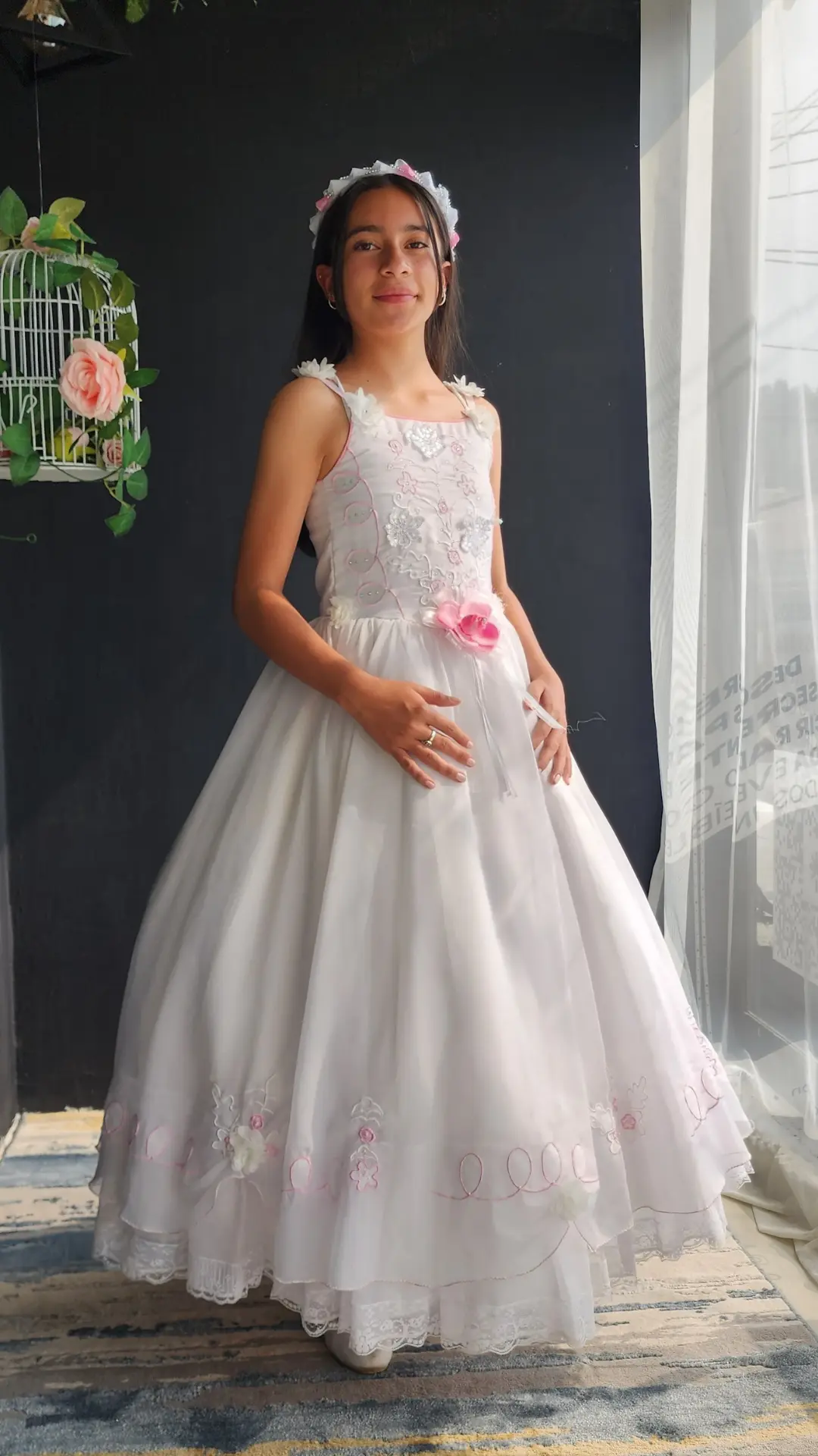 Vestido de Primera Comunión Blanco con Flores en los Tirantes y Flor Rosada