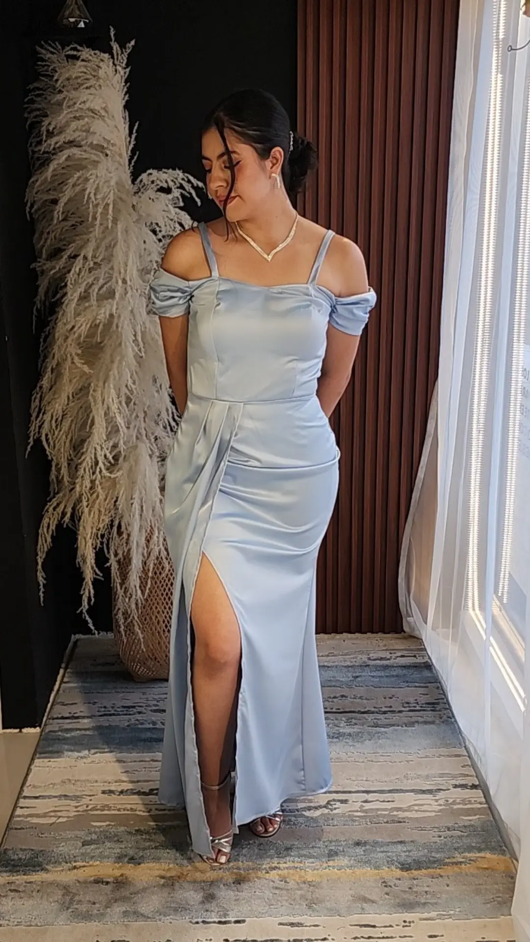 Vestido Azul Cielo con Mangas Abullonadas y Falda Drapeada