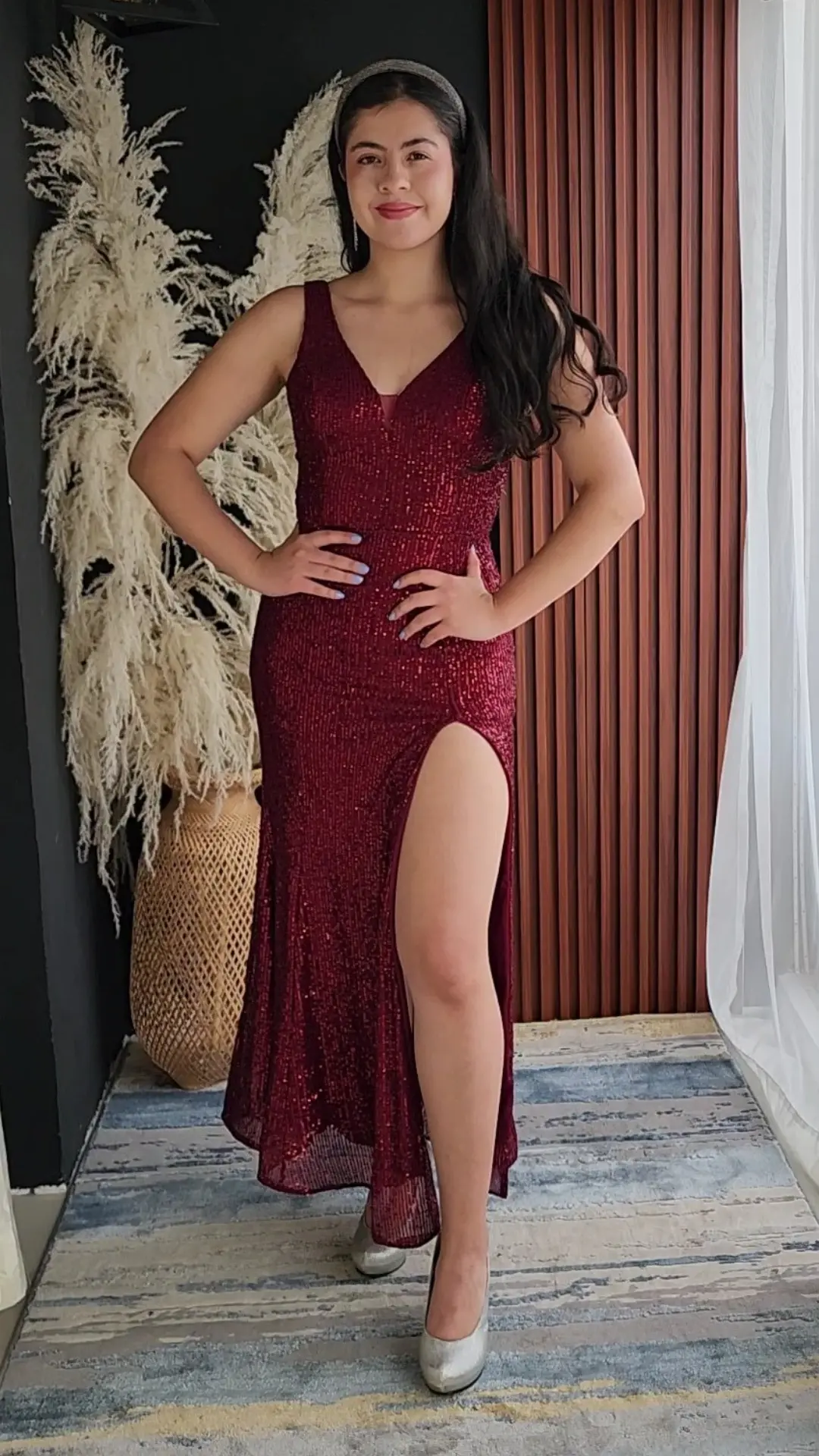 Vestido Vinotinto con Lentejuelas y Escote en V