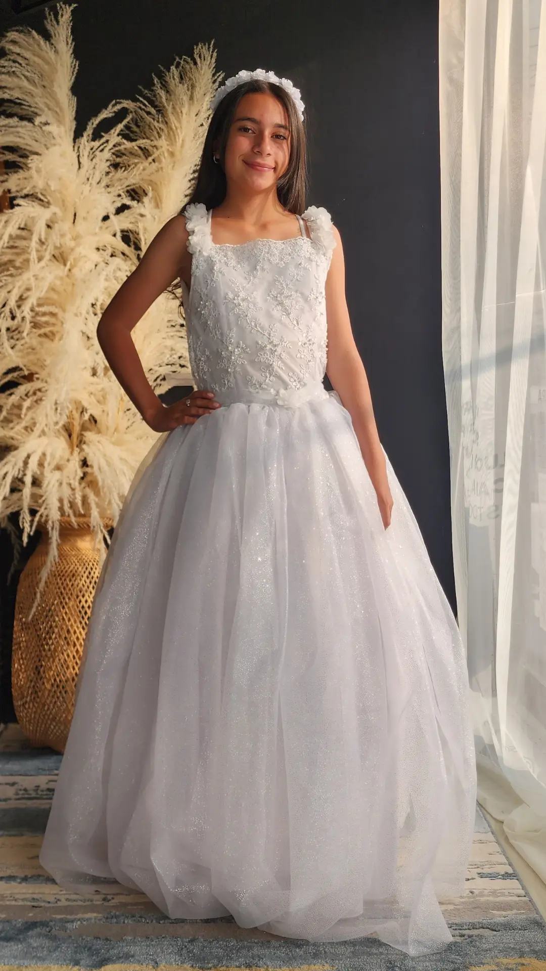 Vestido de Primera Comunión Blanco con Cuerpo Bordado y Escote Cuadrado