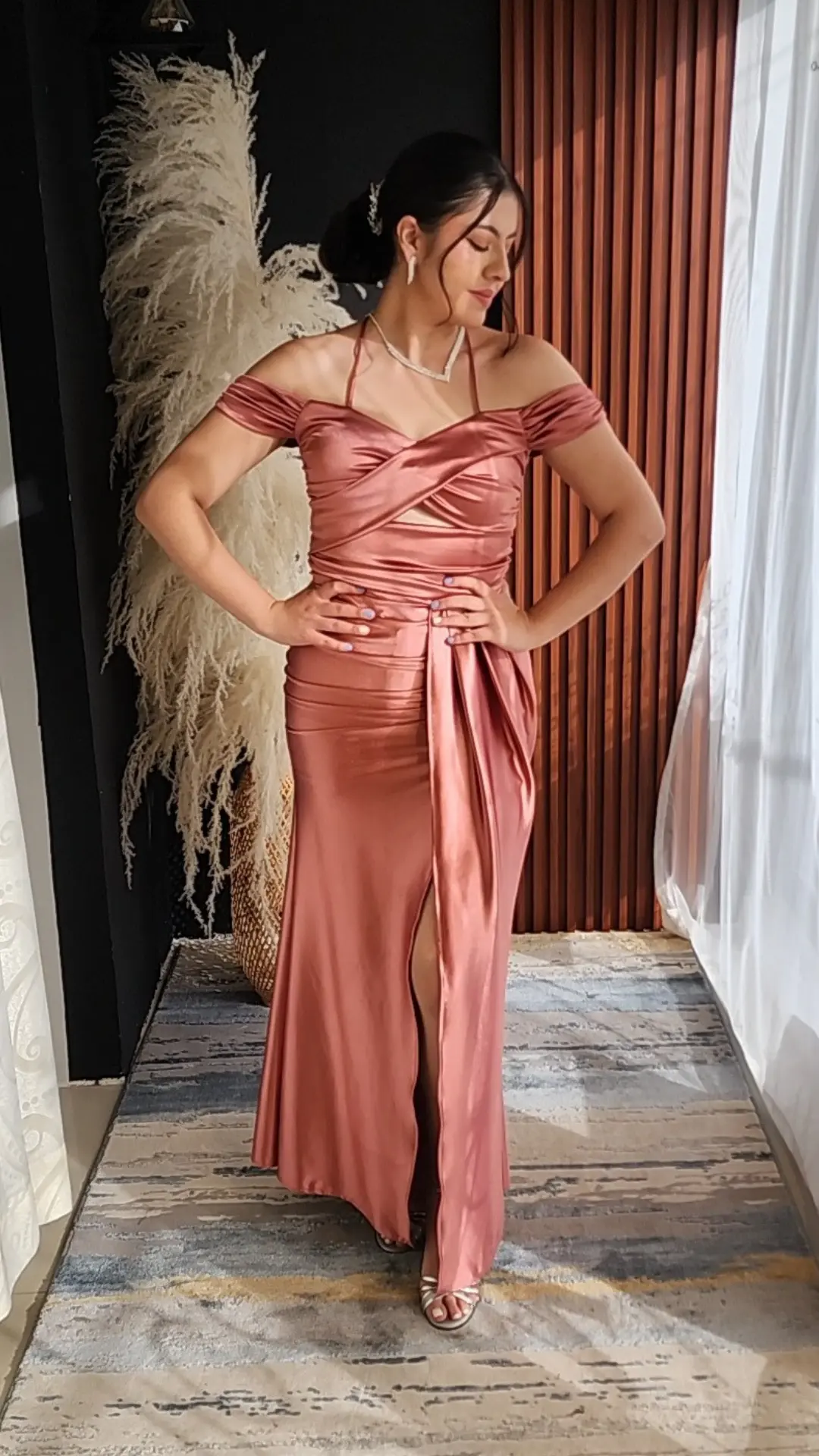Vestido Curuba Satinado con Escote Cruzado y Mangas Caídas