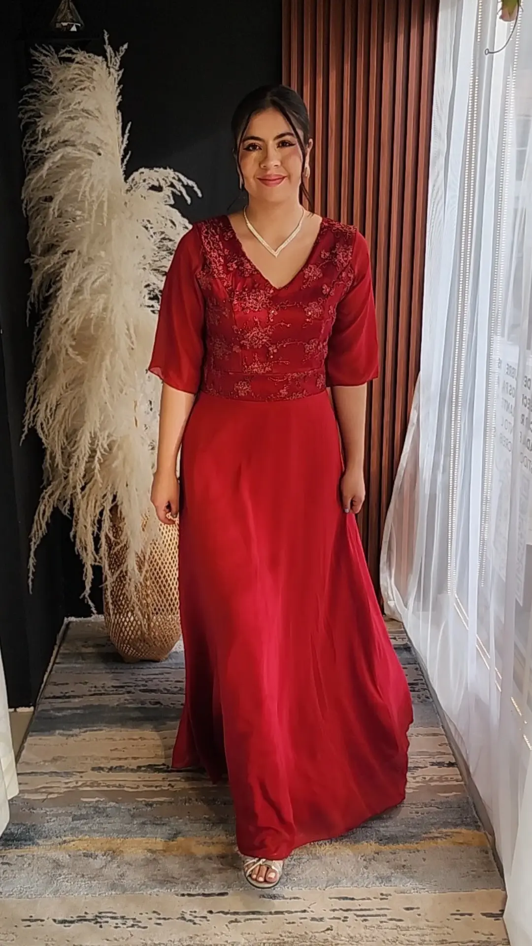 Vestido Rojo con Cuerpo Bordado y Mangas Tres Cuartos