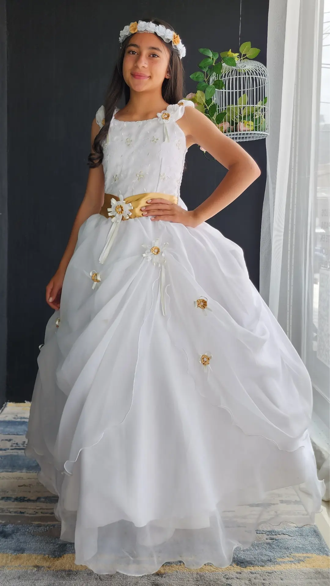 Vestido de Primera Comunión Blanco con Flores Doradas sobre los Recogidos