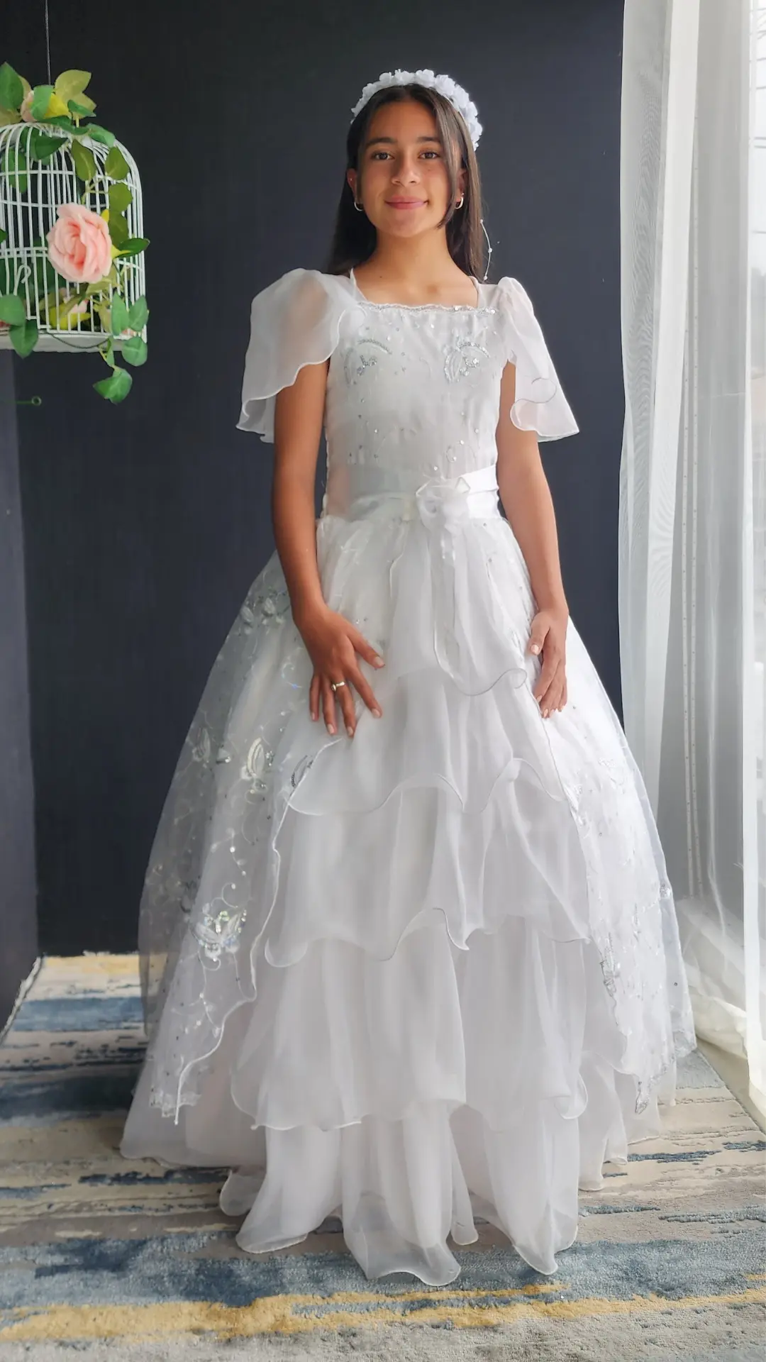 Vestido de Primera Comunión Blanco con Manga Tipo Capa y Encaje con Brillo