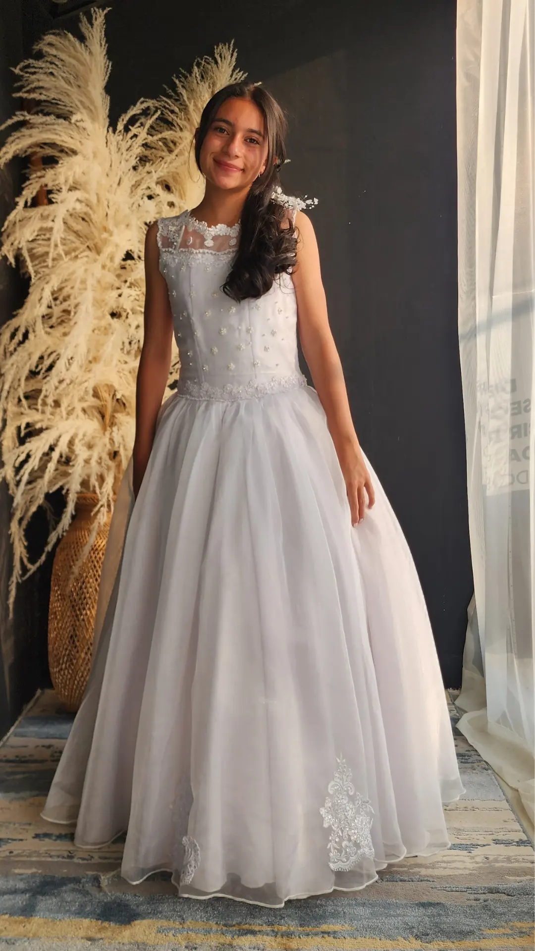 Vestido de Primera Comunión Blanco con Escote Ilusión y Apliques en la Falda