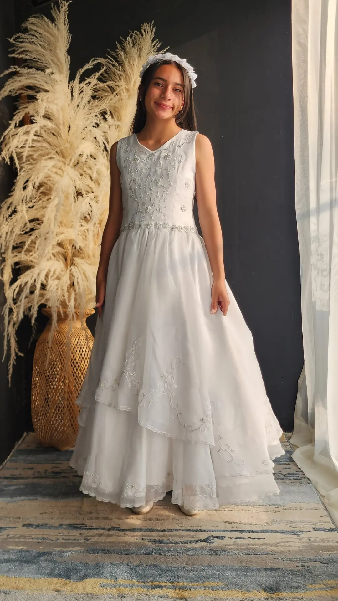 Vestido de Primera Comunión Blanco con Escote en V y Capas Asimétricas