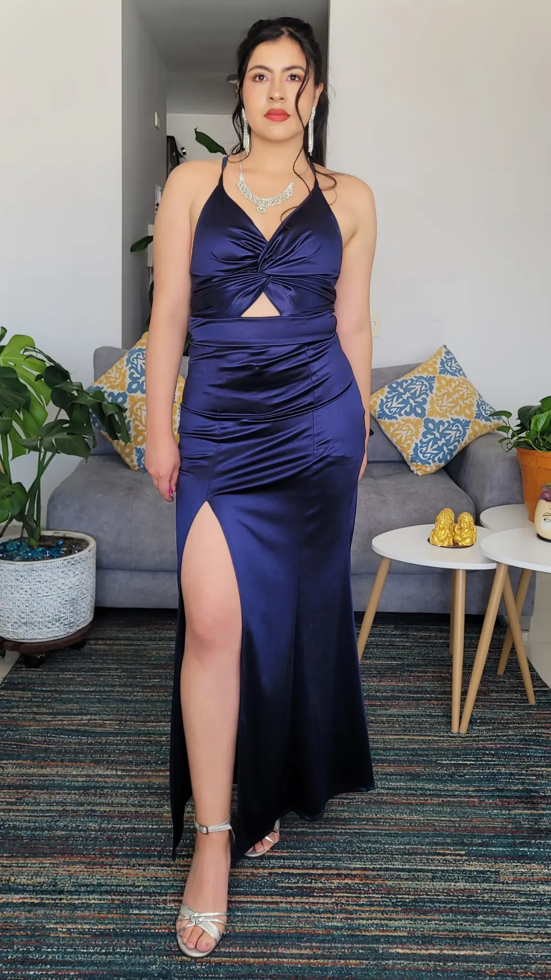 Vestido Azul Noche con Cut Out en la Cintura y Escote Halter