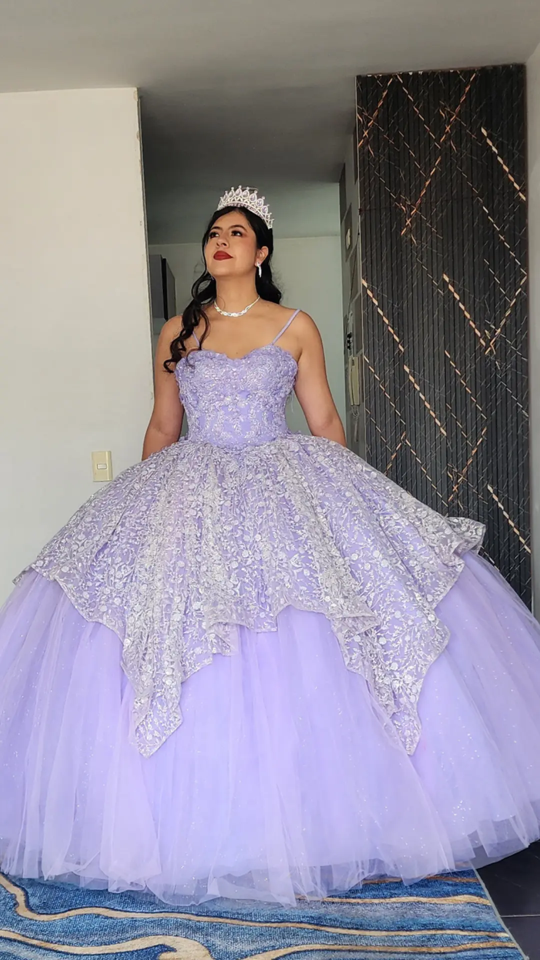 Vestido de Quinceañera Lila con Sobrefalda de Encaje