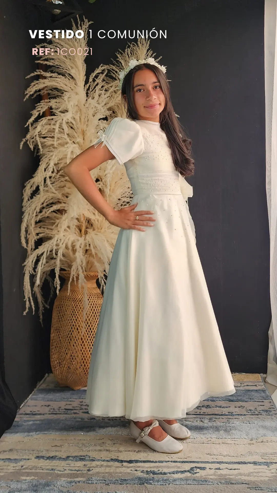 Vestido de Primera Comunión Marfil con Flores en el Hombro y Caída Fluida
