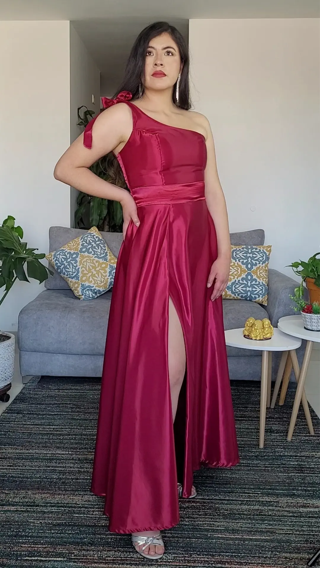 Vestido Vinotinto de Un Hombro con Lazo y Abertura Frontal