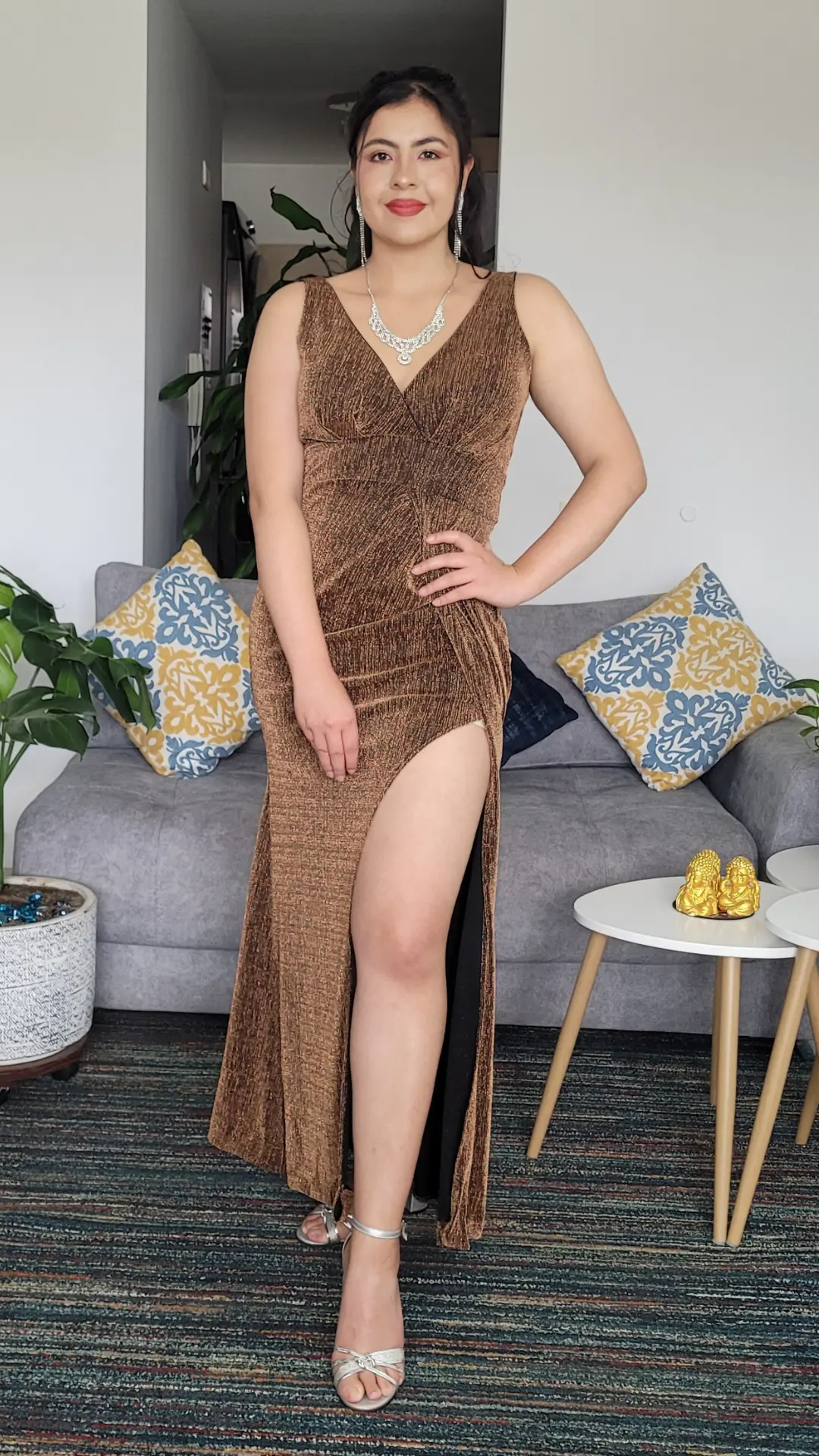 Vestido Ocre con Textura Brillante y Escote Cruzado