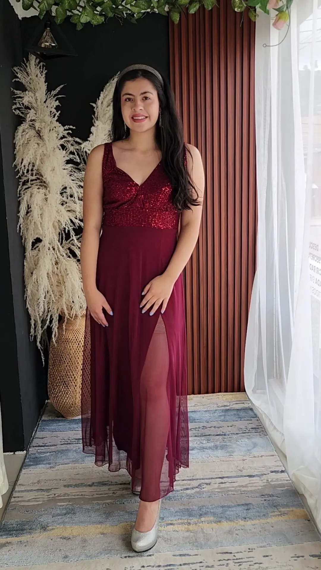 Vestido Vinotinto con Escote Cruzado en Lentejuelas y Falda en Tul