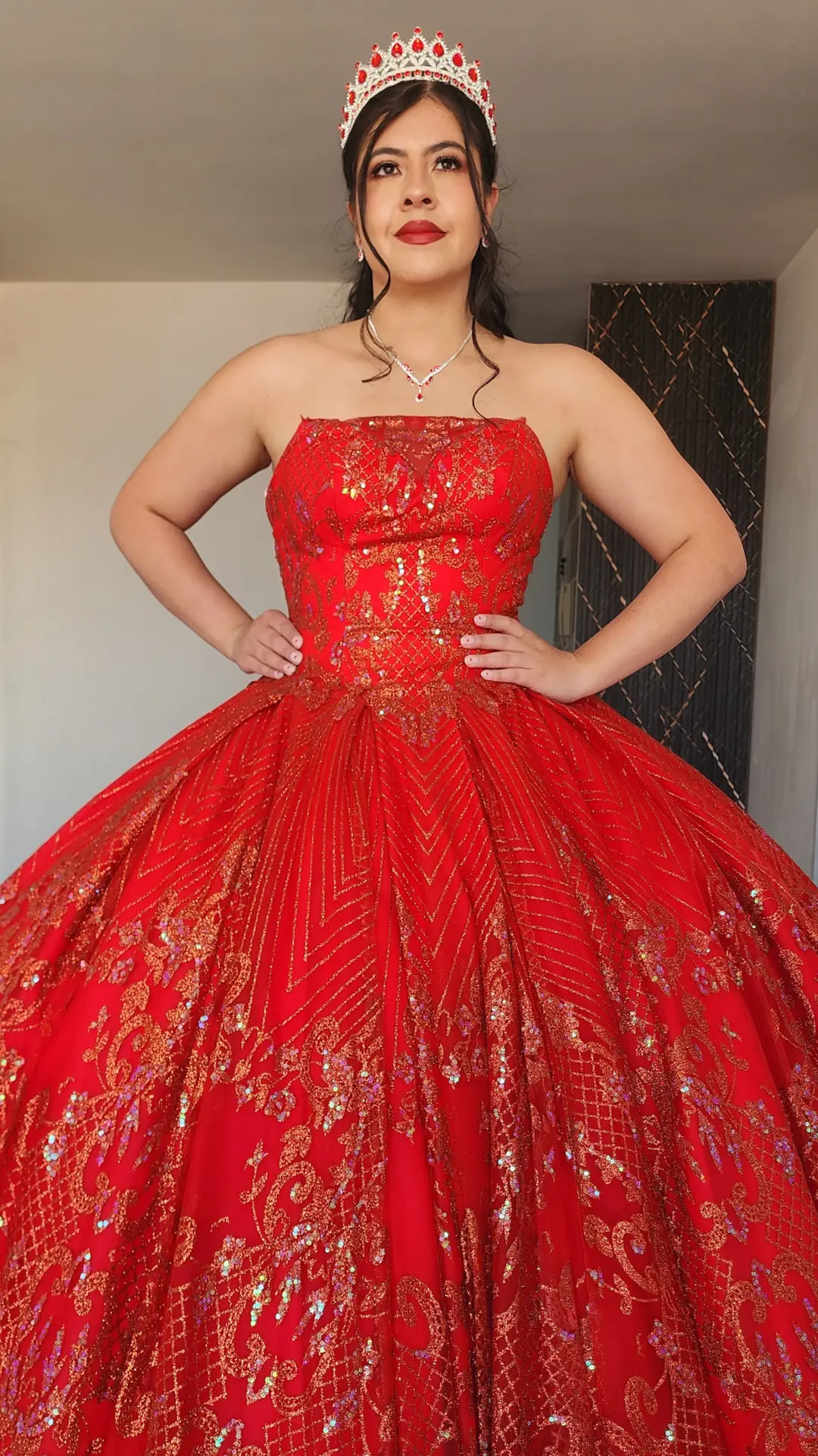 Vestido de Quinceañera Rojo con Brocado Dorado