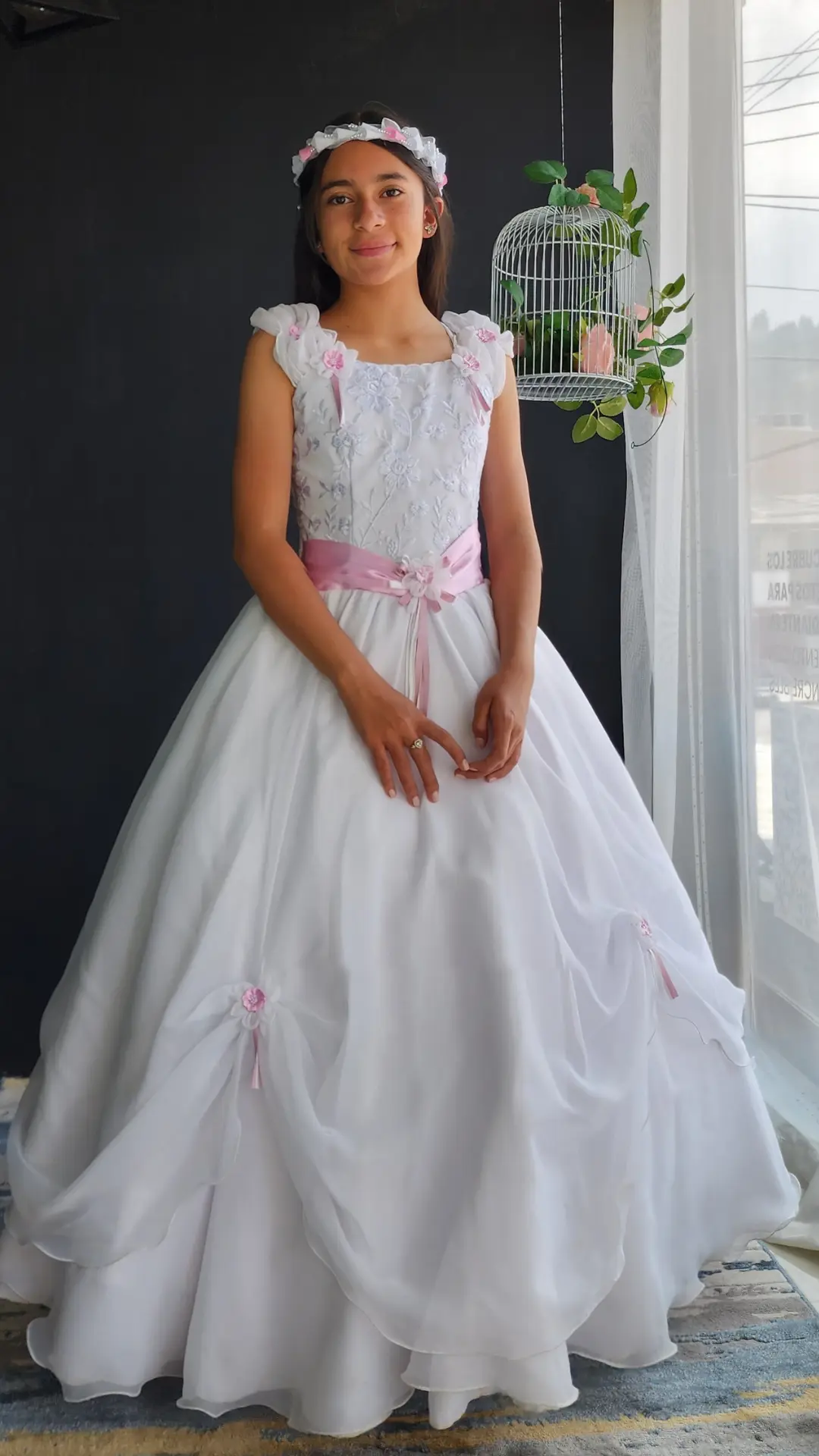 Vestido de Primera Comunión Blanco con Cinturón Rosado y Falda Recogida