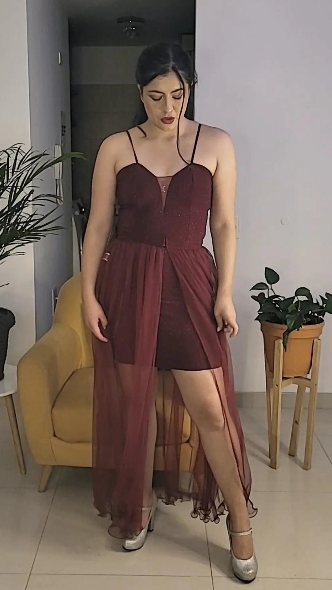 Vestido Vinotinto Corto con Sobrefalda Transparente