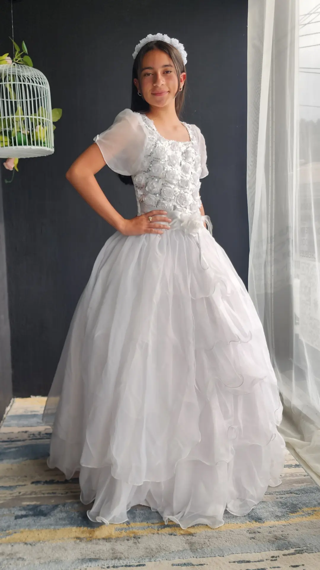Vestido de Primera Comunión Blanco con Flores en Relieve y Manga Transparente