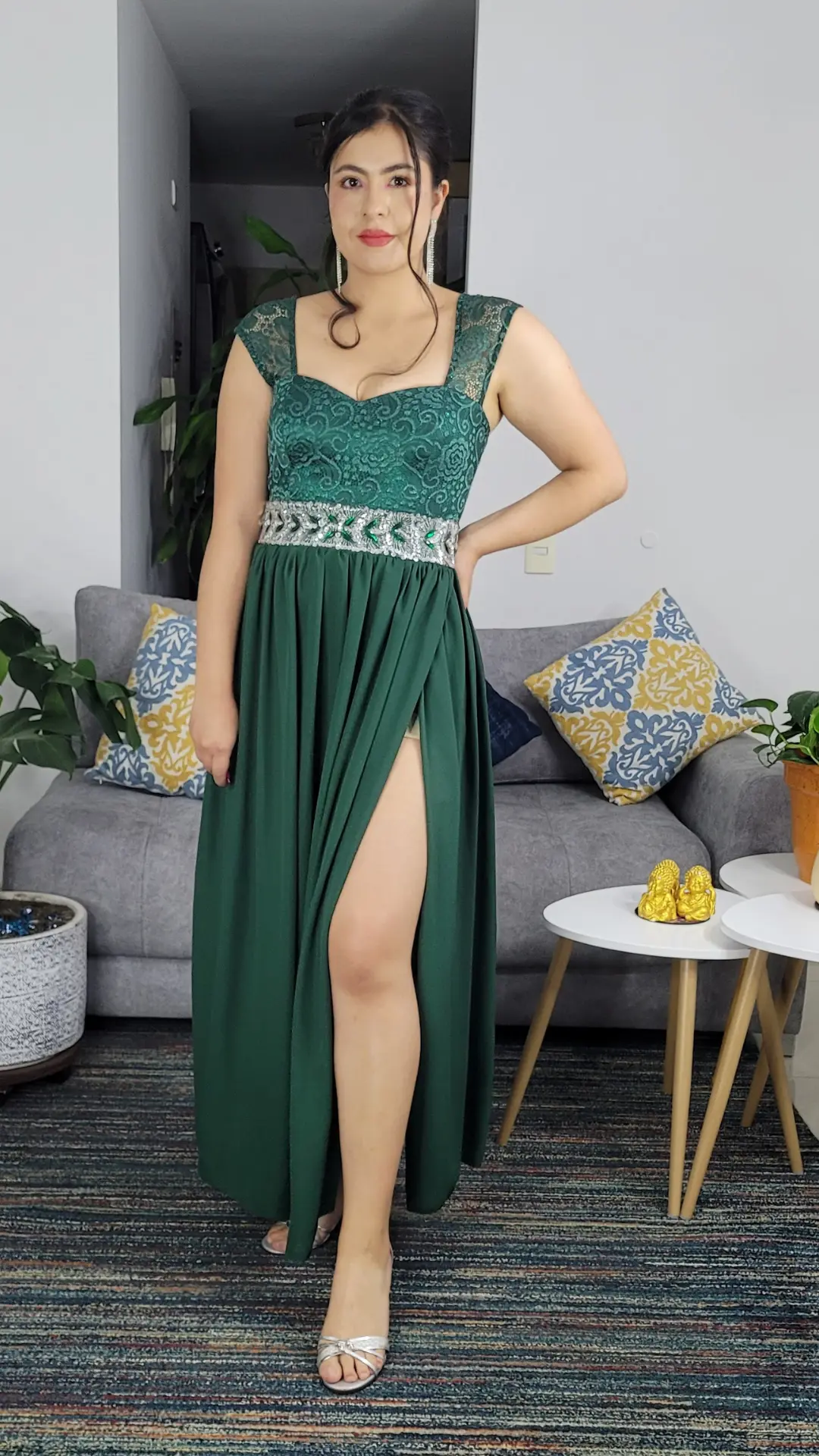 Vestido Verde Botella con Cuerpo en Encaje y Cinturón Bordado