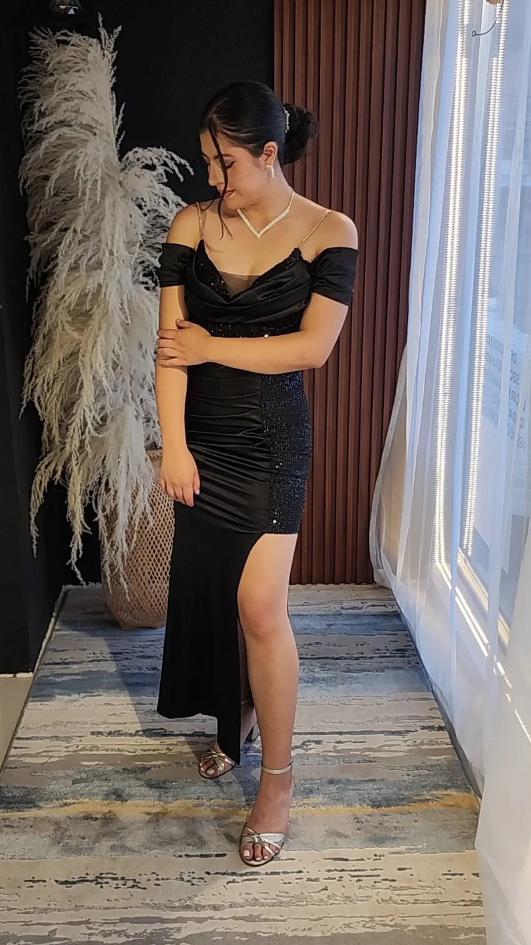 Vestido Negro con Corset Brillante y Escote Drapeado