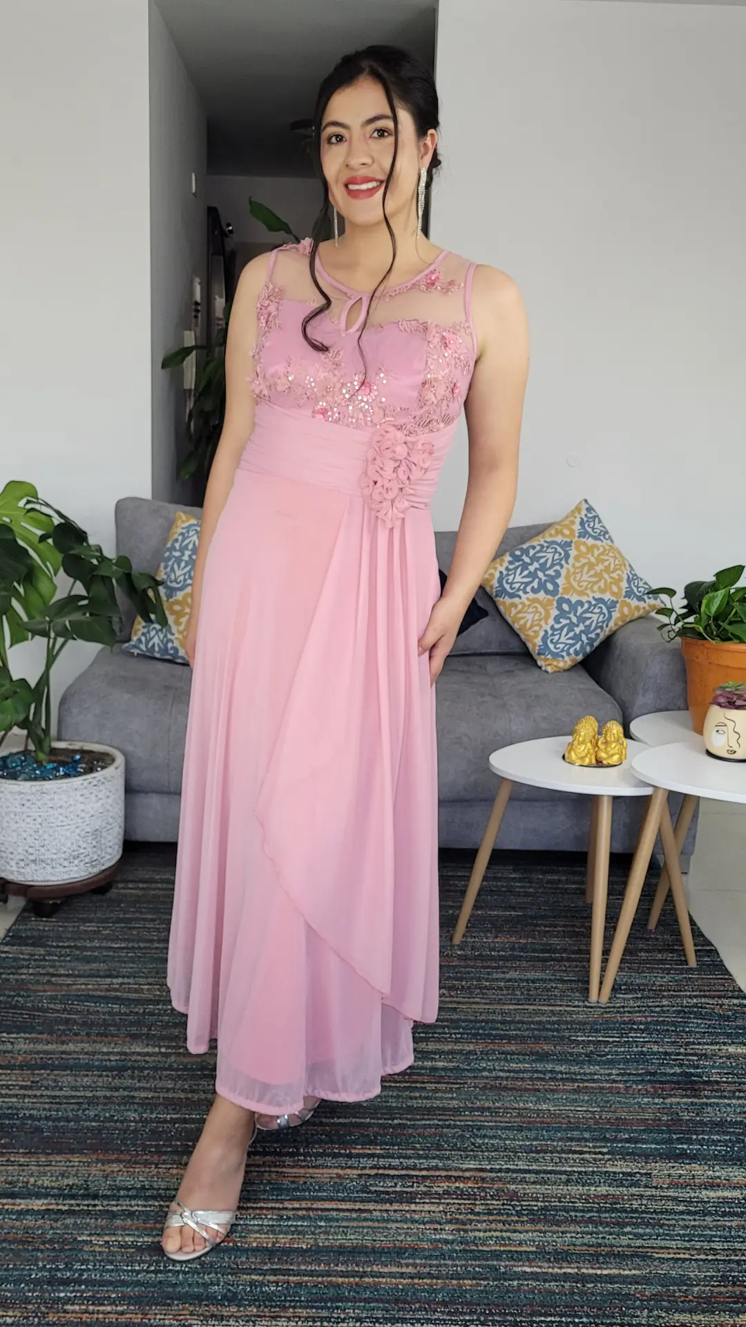 Vestido Rosado con Apliques Florales y Falda en Diagonal