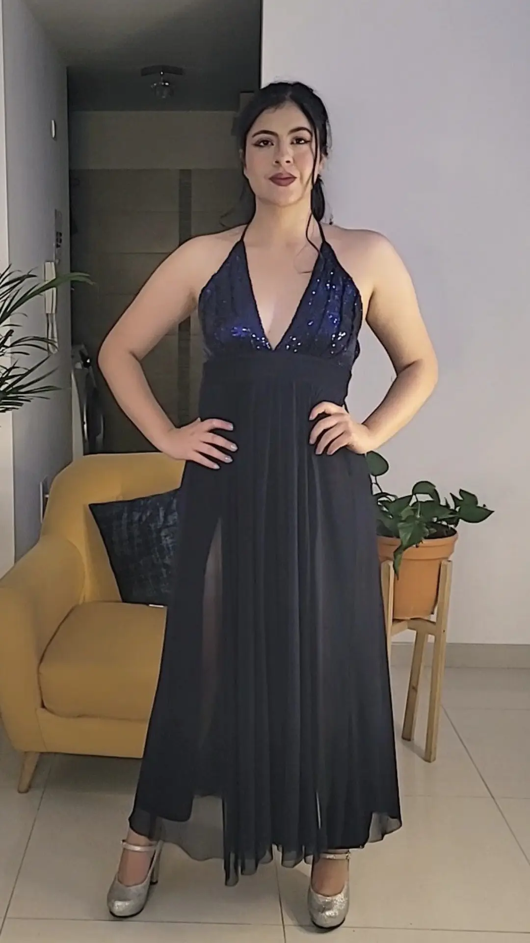 Vestido Azul Noche con Lentejuelas y Falda Ligera en Capas
