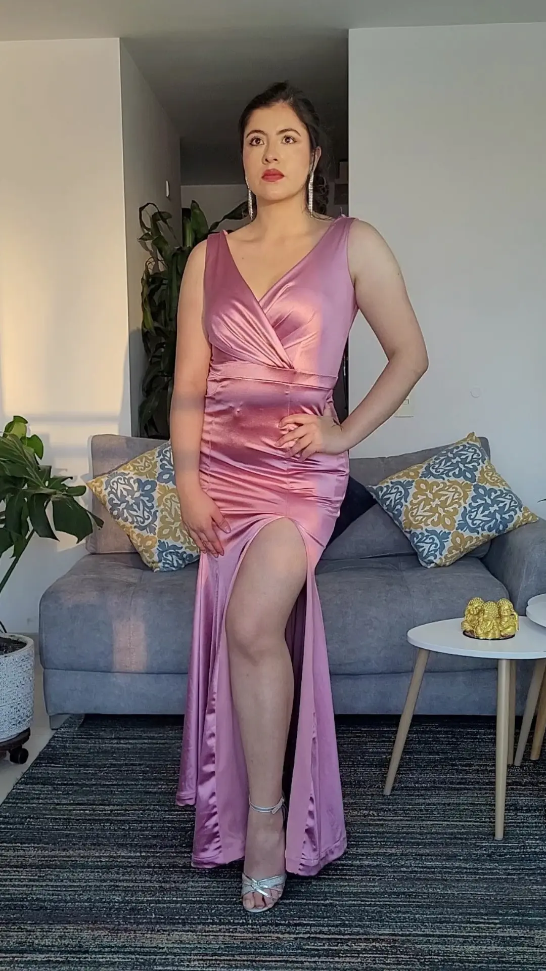Vestido Rosado Sirena con Escote Cruzado y Mangas Transparentes