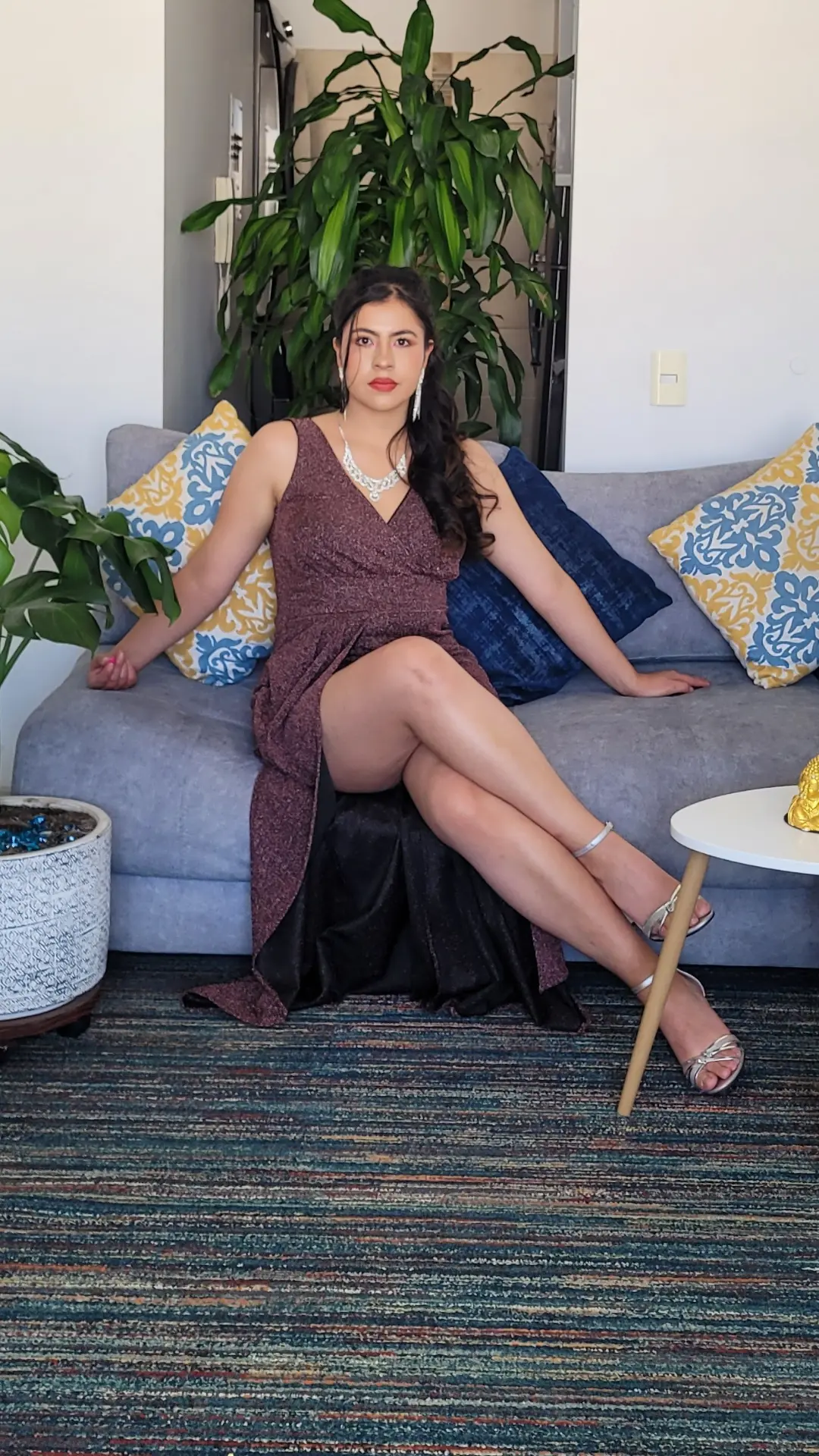 Vestido Morado con Tejido Brillante y Escote Cruzado