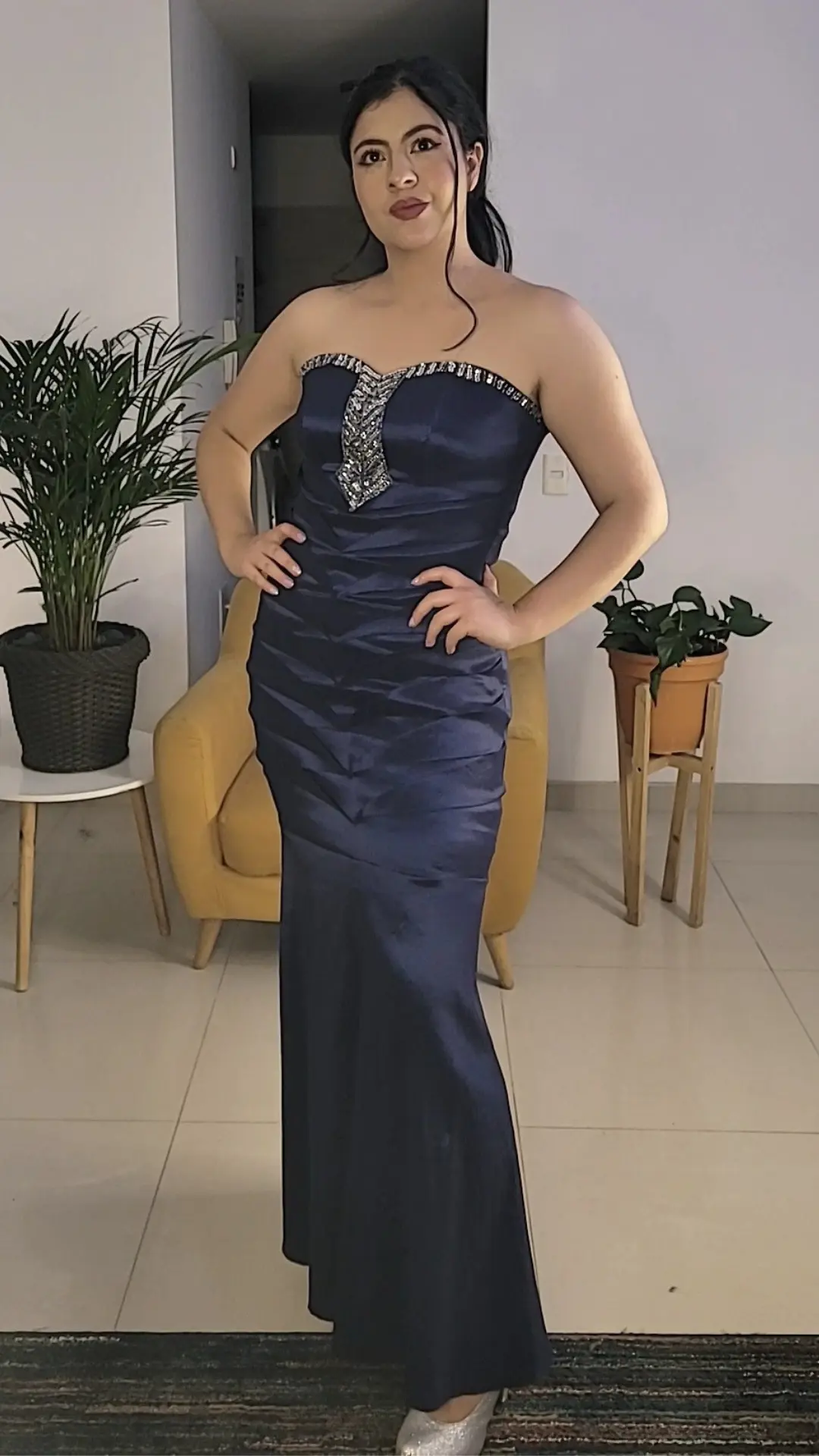 Vestido Azul Noche Sirena con Escote en Pedrería