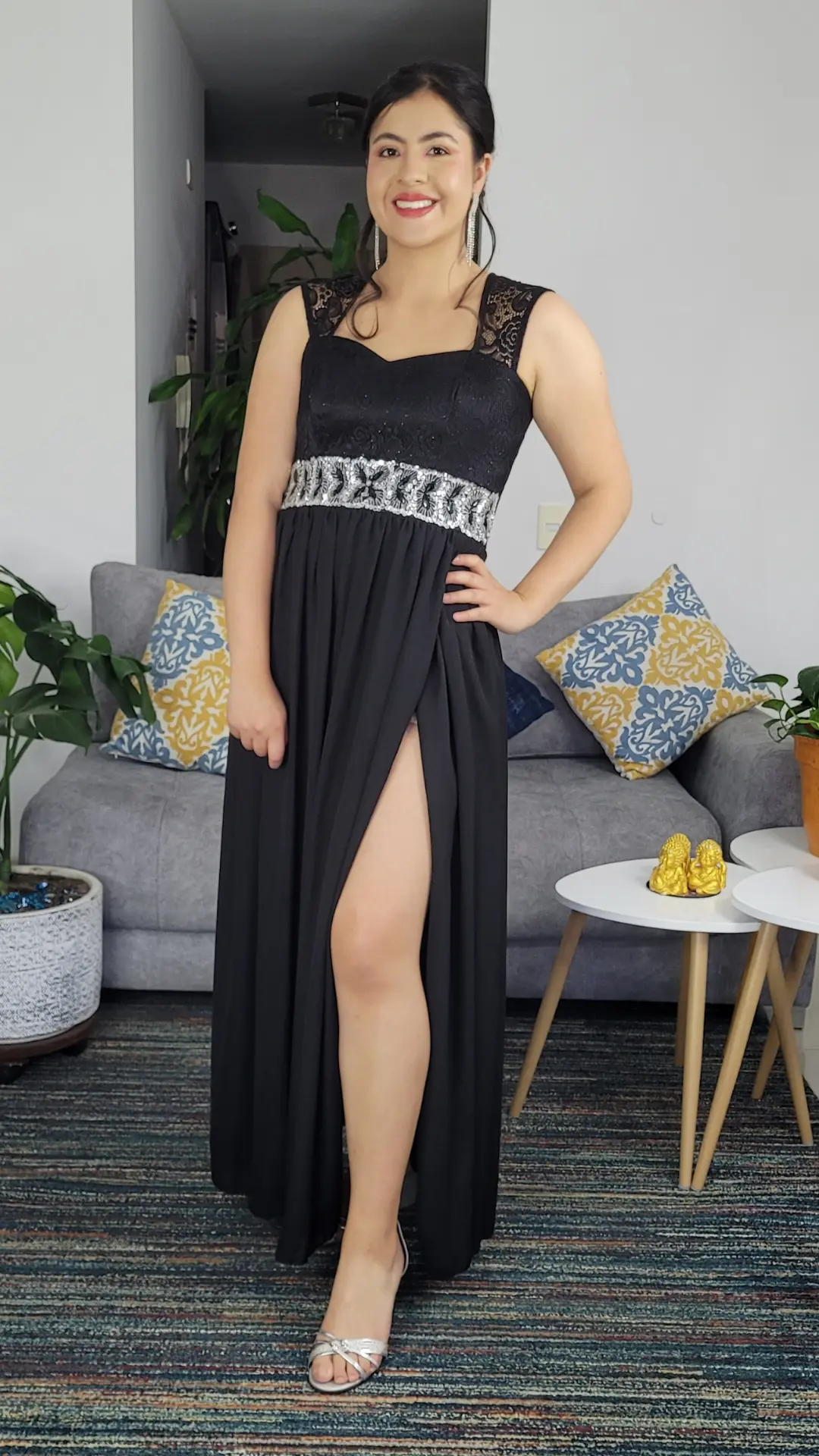 Vestido Negro con Espalda en Encaje y Cinturón de Pedrería