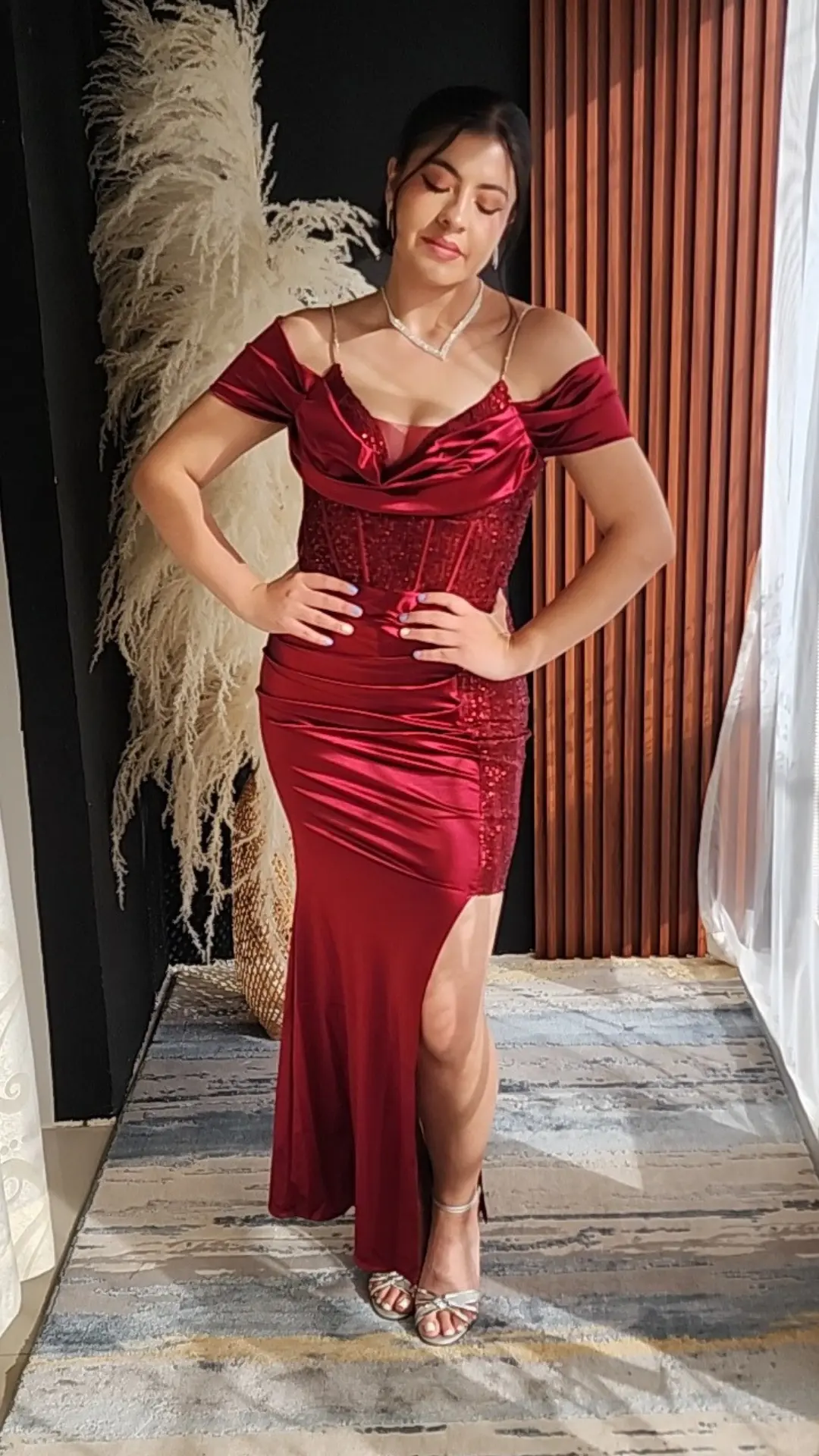 Vestido Vinotinto Off Shoulder con Corset Brillante