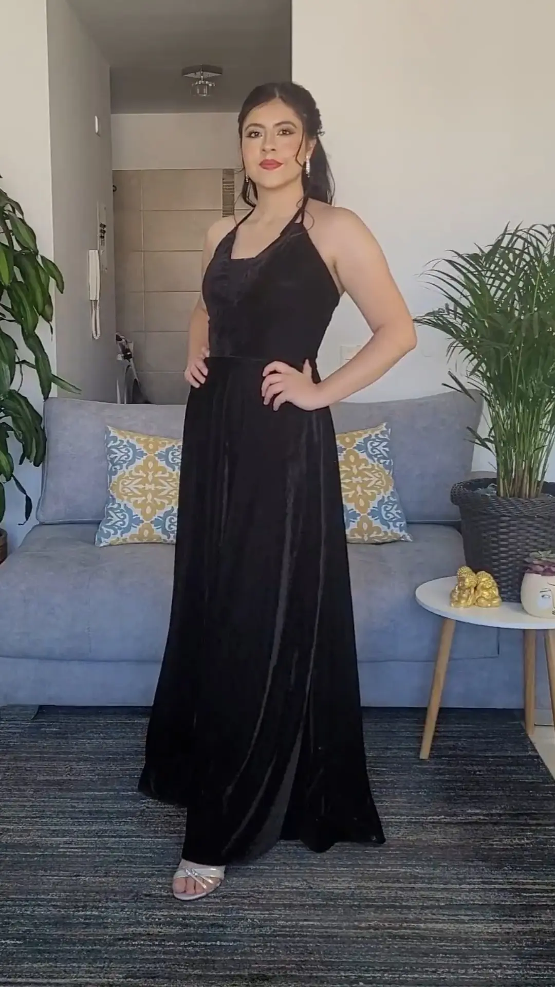 Vestido Negro en Terciopelo con Escote Halter y Abertura