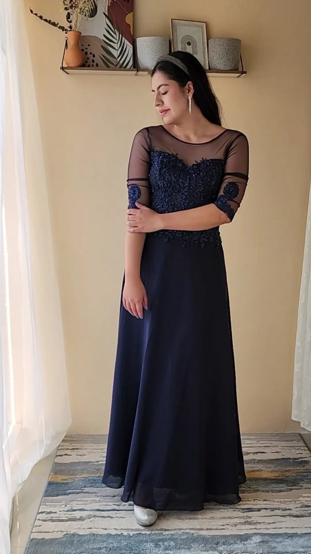 Vestido Azul Noche con Cuerpo Bordado y Mangas Transparentes