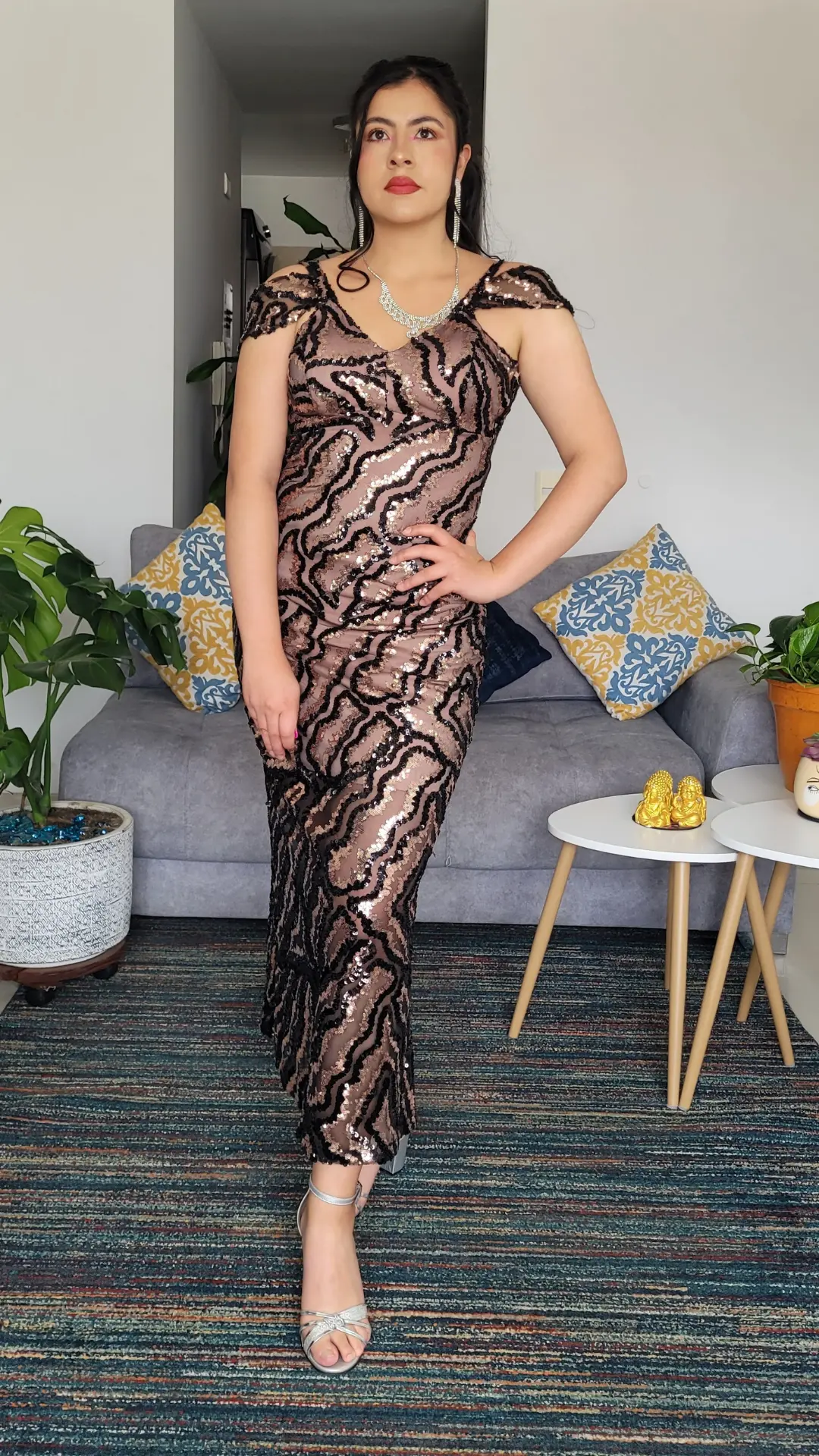 Vestido Champaña con Lentejuelas y Diseño en Contraste Negro