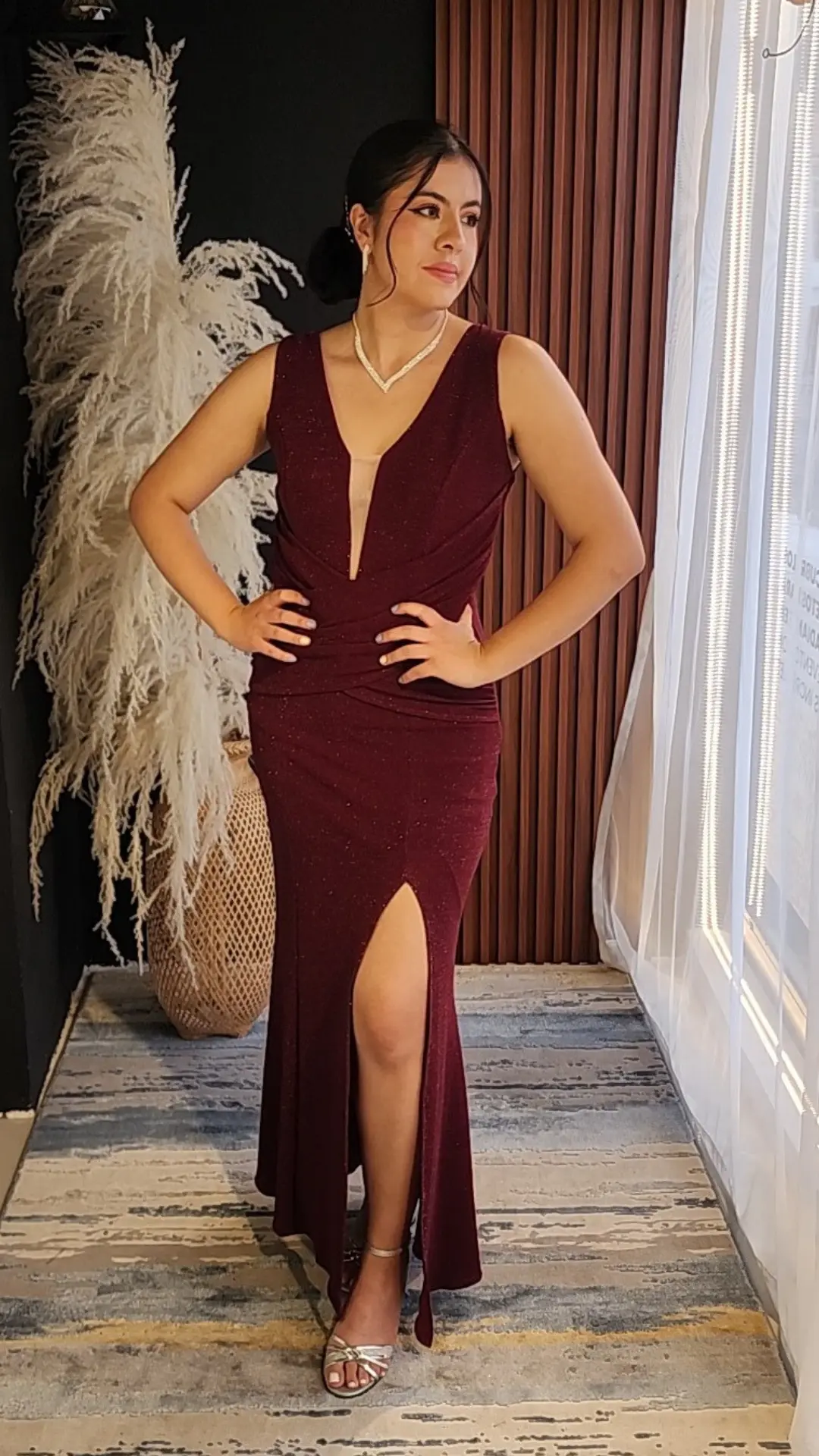 Vestido Vinotinto con Escote en V Profundo y Espalda Escotada