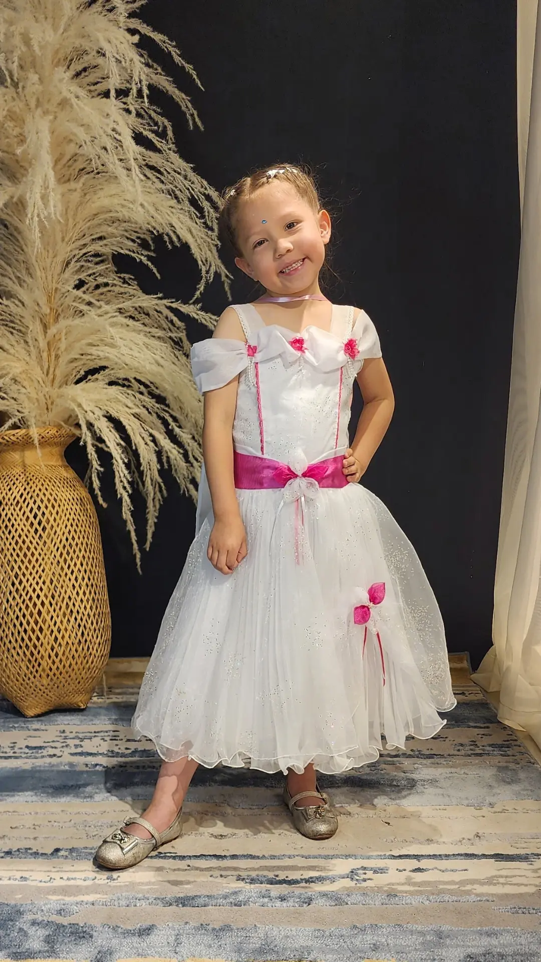Vestido de Primera Comunión Blanco con Cinturón Fucsia y Falda Plisada