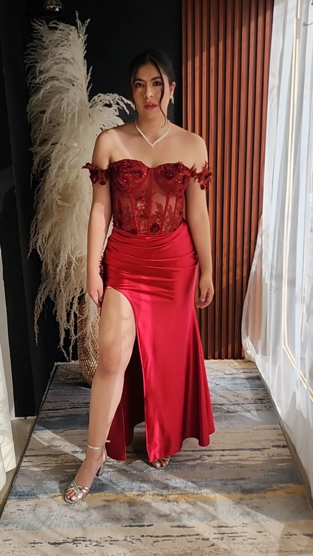 Vestido Rojo con Corset en Encaje y Apliques Florales